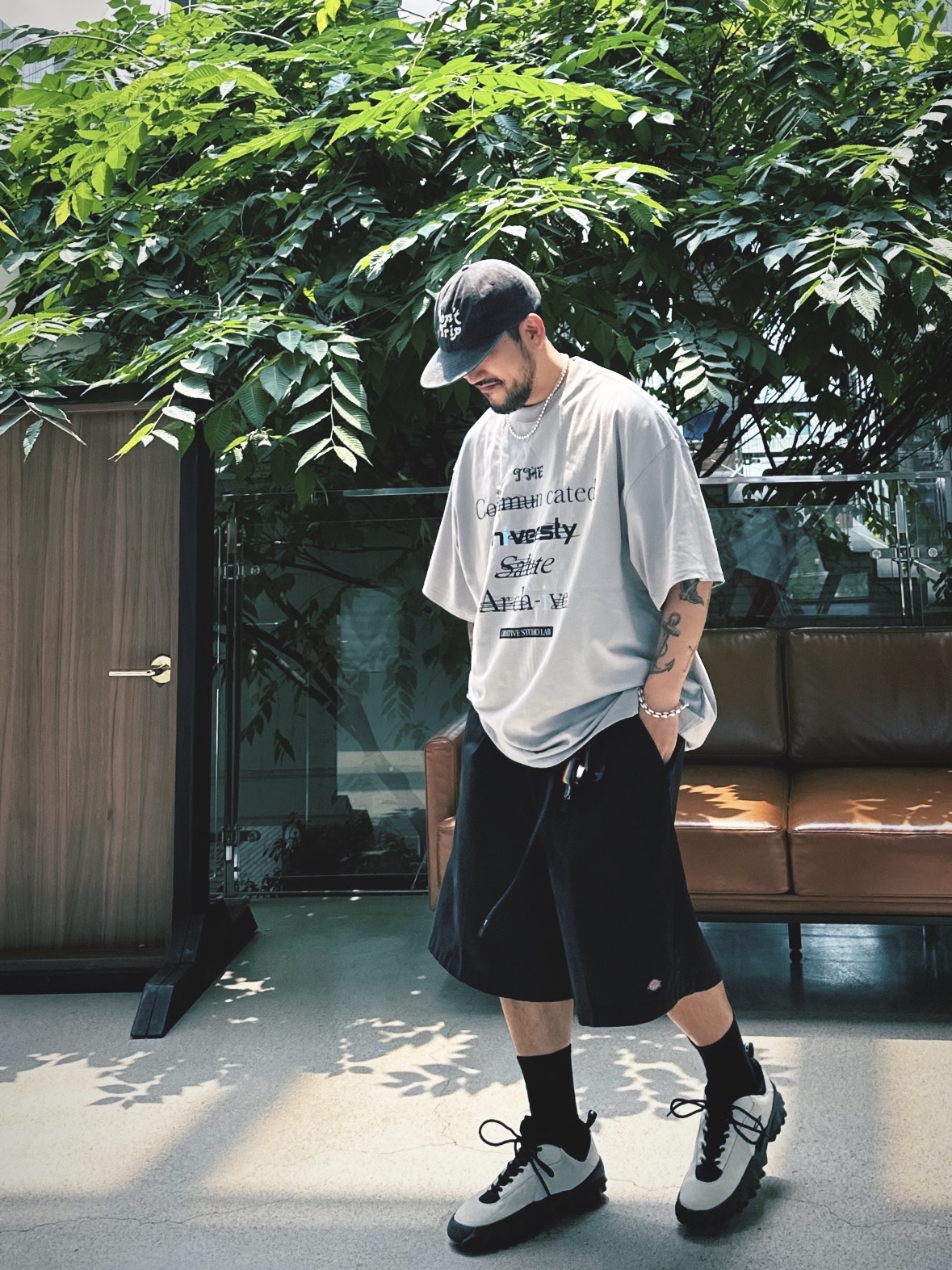 Free & Easy Don't Trip Washed Hat Black, Oakley Factory Team x Brain Dead Chop Saw Ivory Black 착용 스타일 - 2