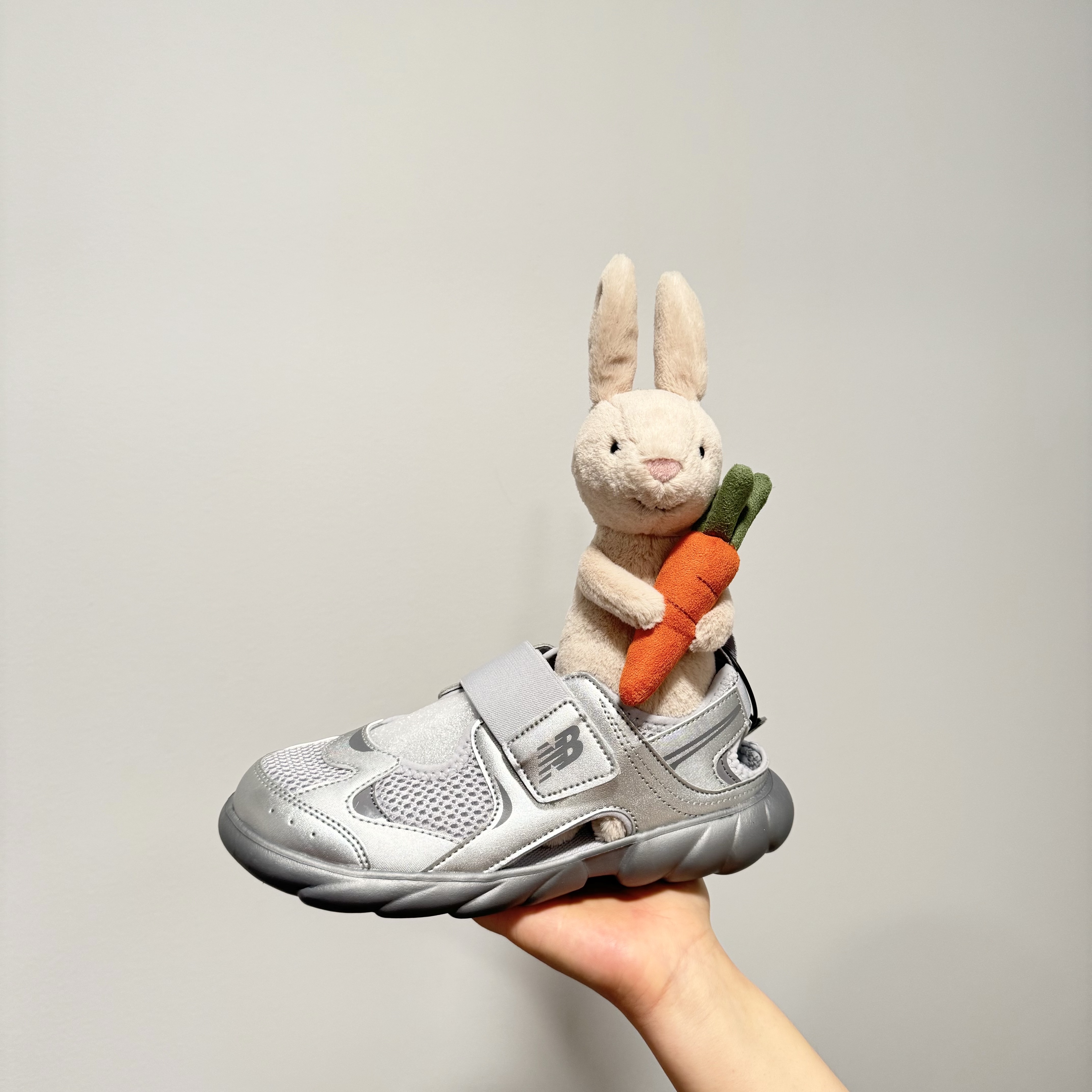 (Kids) New Balance Freedle 920 Sandal Grey 착용 스타일