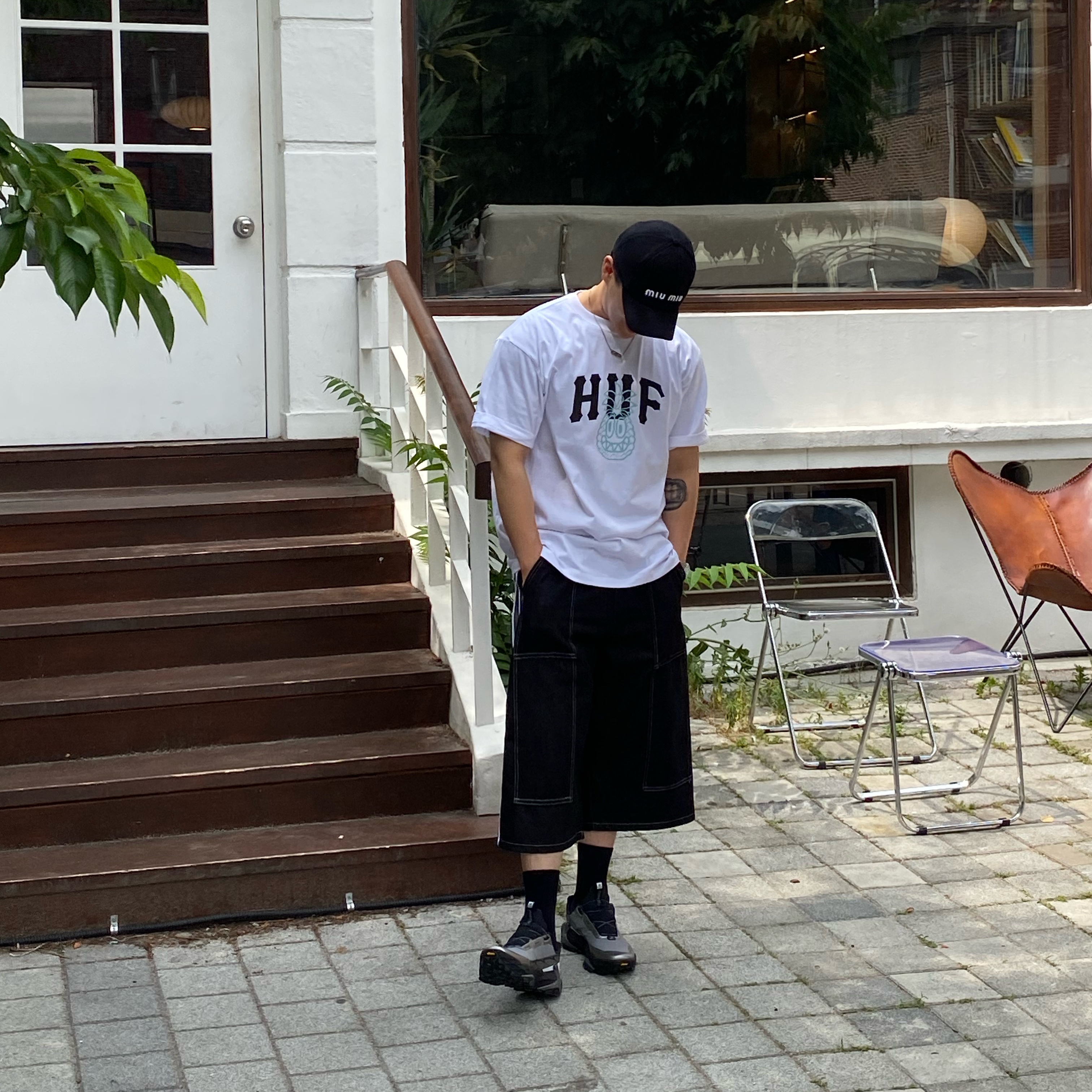 (W) Miu Miu Drill Baseball Cap Black White, HUF x Reddy Pinnacle T-Shirt White 착용 스타일 - 2