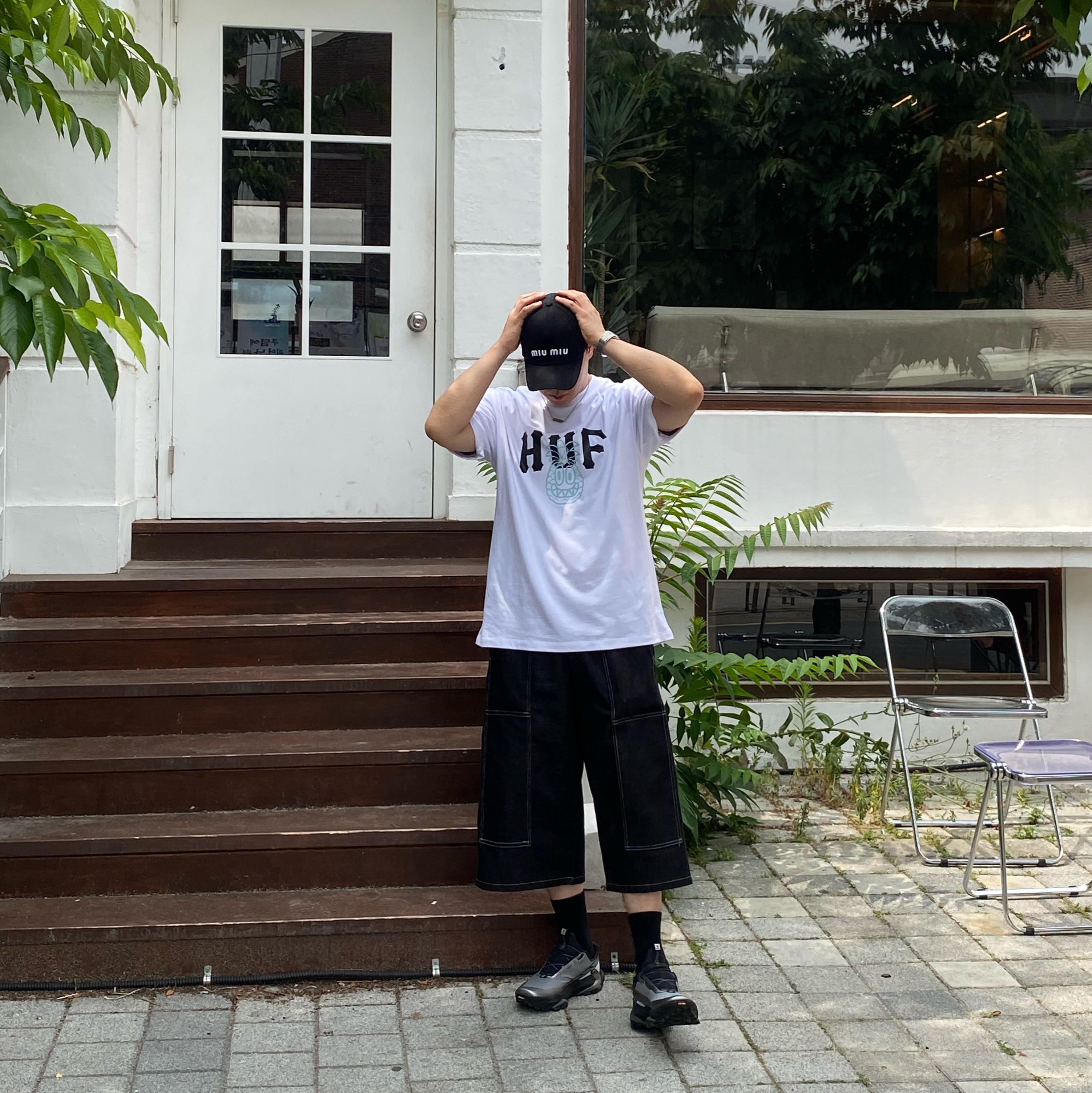 (W) Miu Miu Drill Baseball Cap Black White, HUF x Reddy Pinnacle T-Shirt White 착용 스타일 - 3