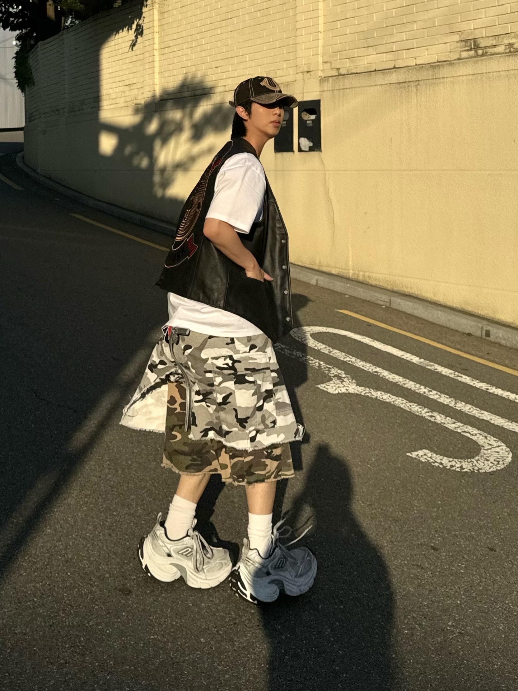 Levi's x Denim Tears Tracy's King Tut Vest Black, Project G/R x MFM333. Layered Skirt Camo Cargo Shorts Multi Camo 착용 스타일 - 2