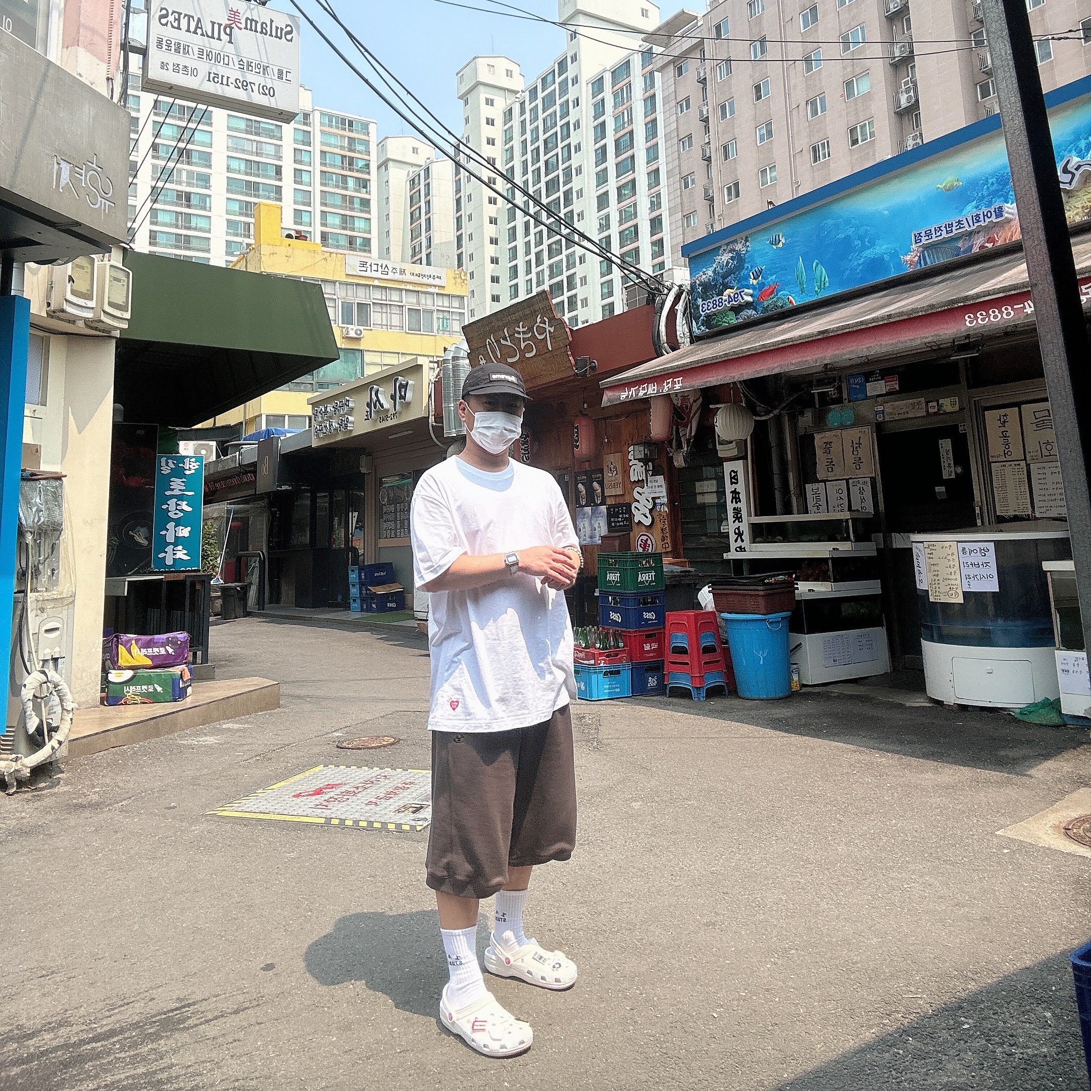 Crocs x Kanghyuk Classic Clog White, Sansan Gear Sweat Shorts Brown - 24SS 착용 스타일