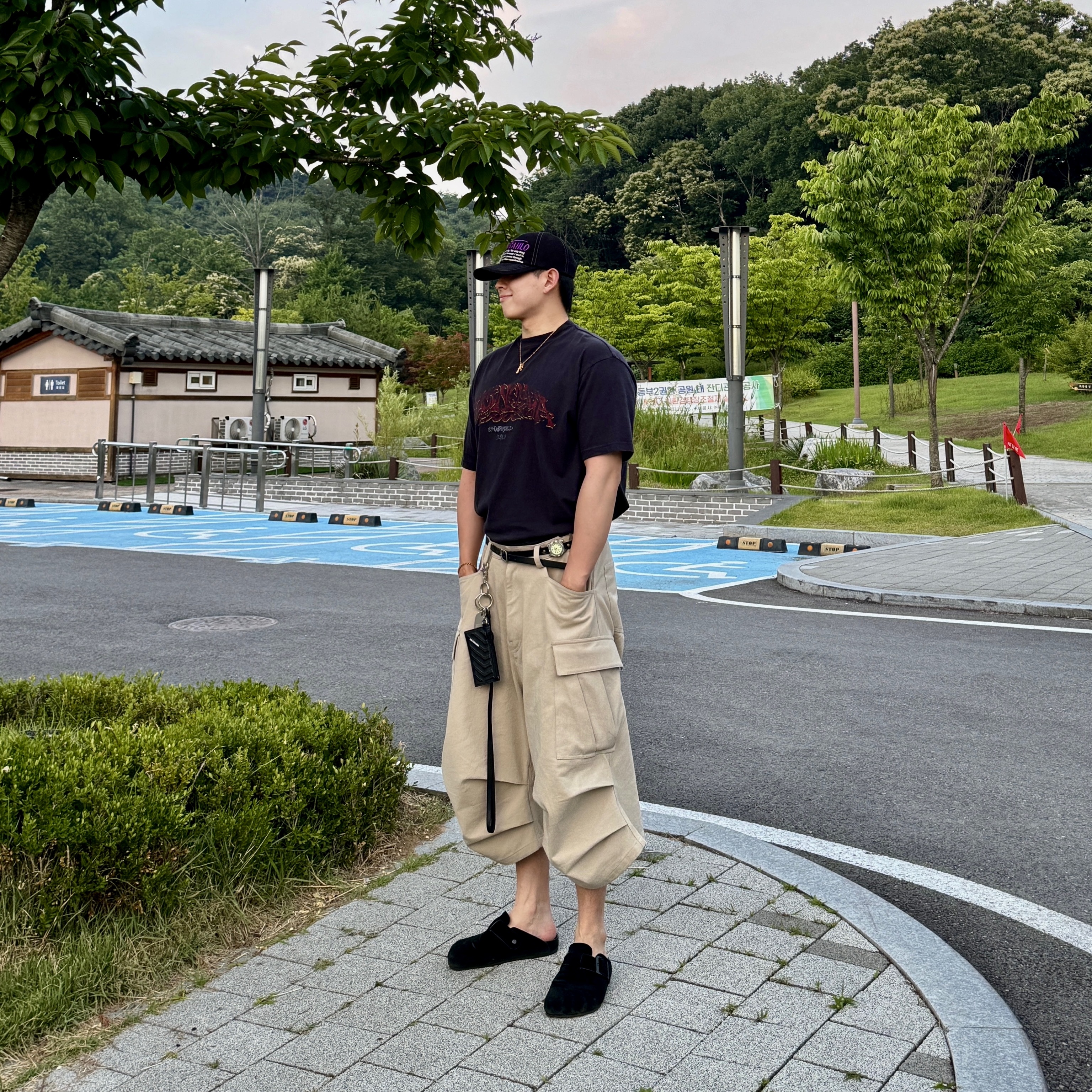 Nonnod Side Cargo Shorts Beige, Balenciaga Offshore Oversized T-Shirt Black Faded 착용 스타일 - 3