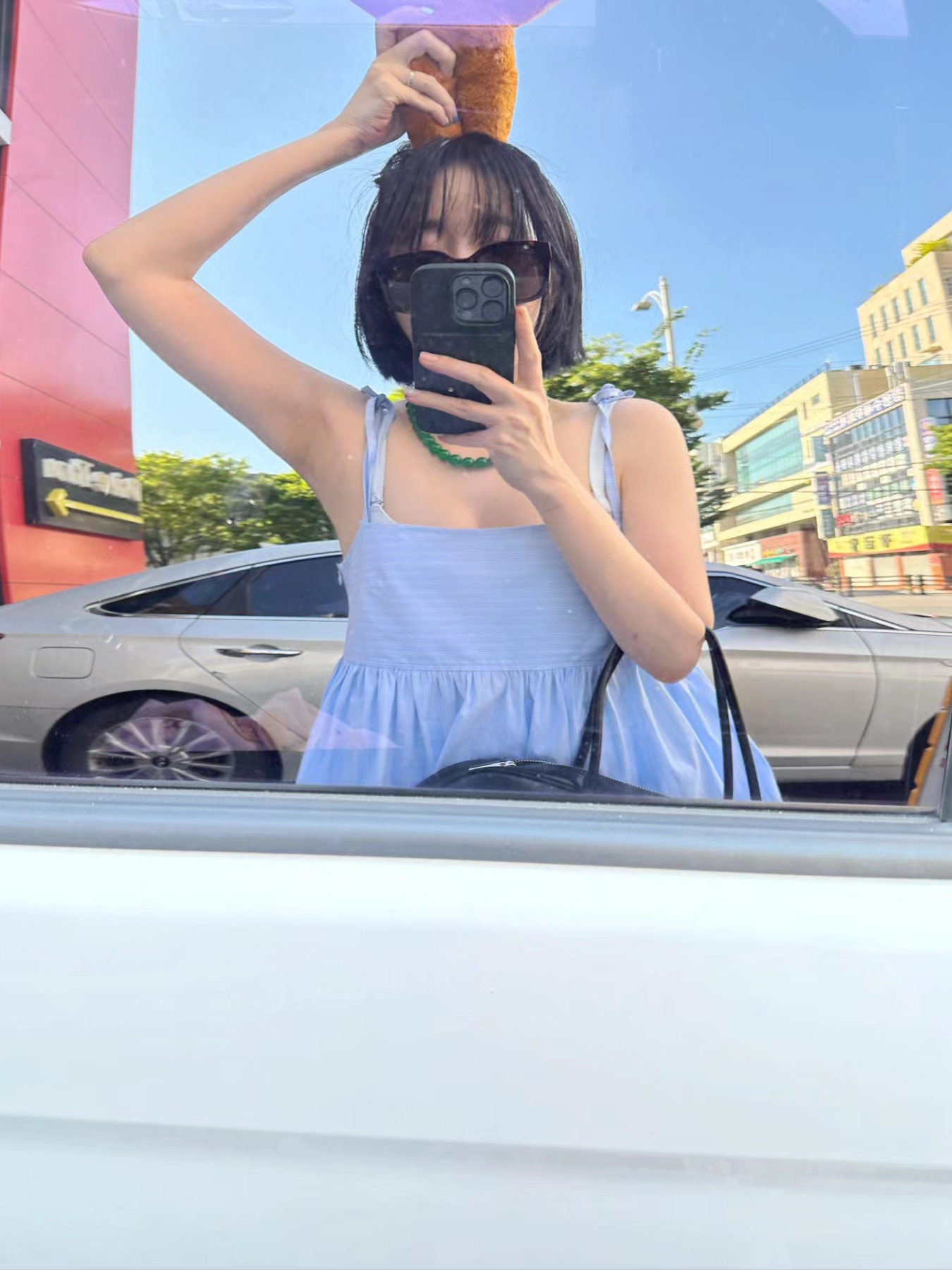 렐보브라운 오버사이즈 뉴치즈 온 더 블럭, 닥터마틴 우먼 나틸라 아테나 레더 글래디에이터 플랫폼 샌들 블랙 착용 스타일 - 2