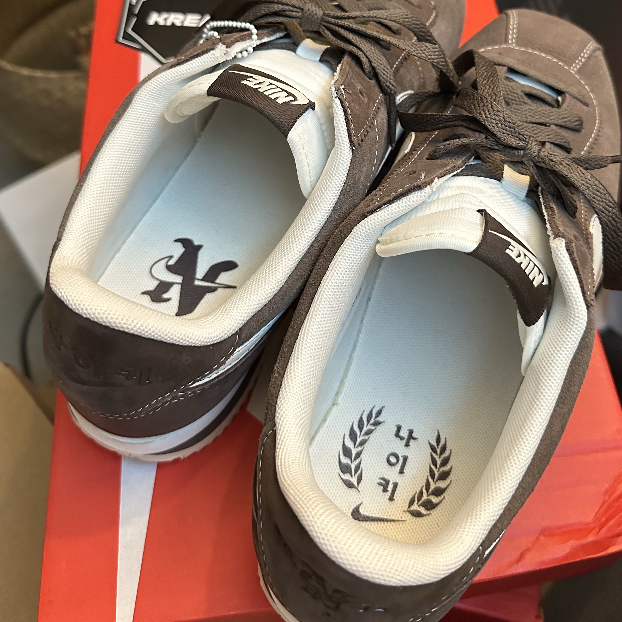 Nike Cortez SE Hangul Day Baroque Brown Sail 착용 스타일 - 2