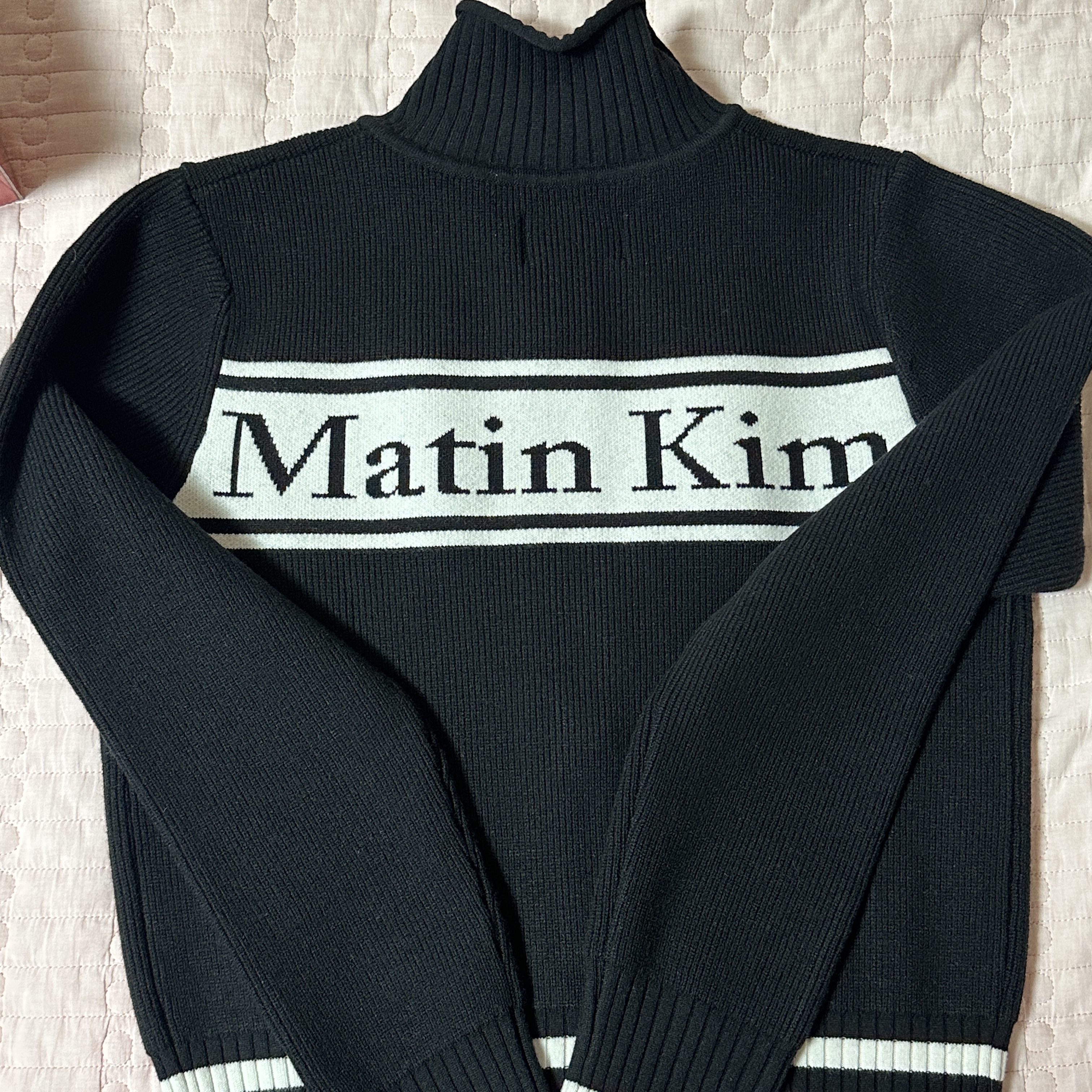 Matin Kim Spell Point Stripe Knit Cardigan Black 착용 스타일 - 2