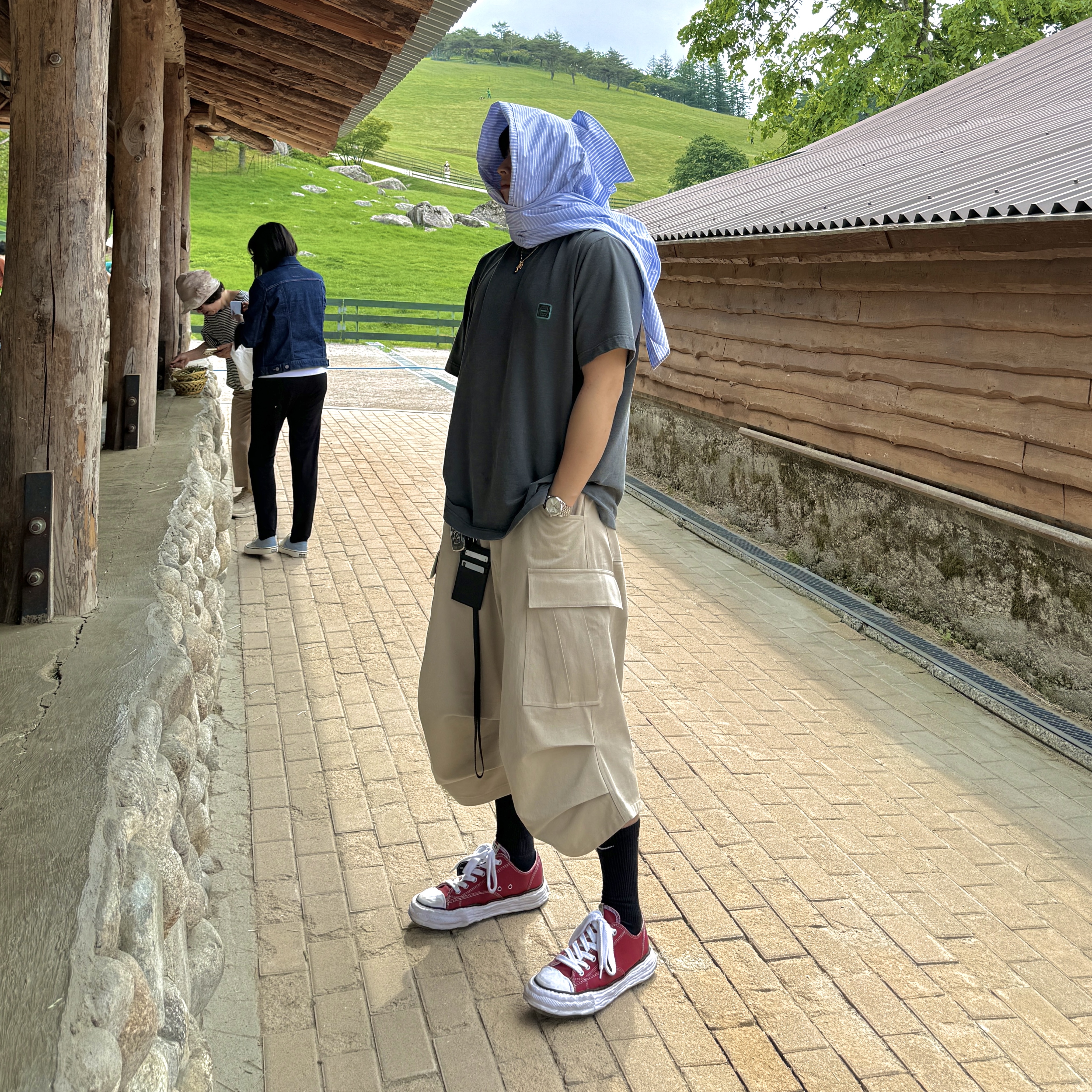 Nonnod Side Cargo Shorts Beige, Maison Mihara Yasuhiro Peterson23 OG Sole Canvas Low-top Sneakers Bordeaux 착용 스타일 - 2
