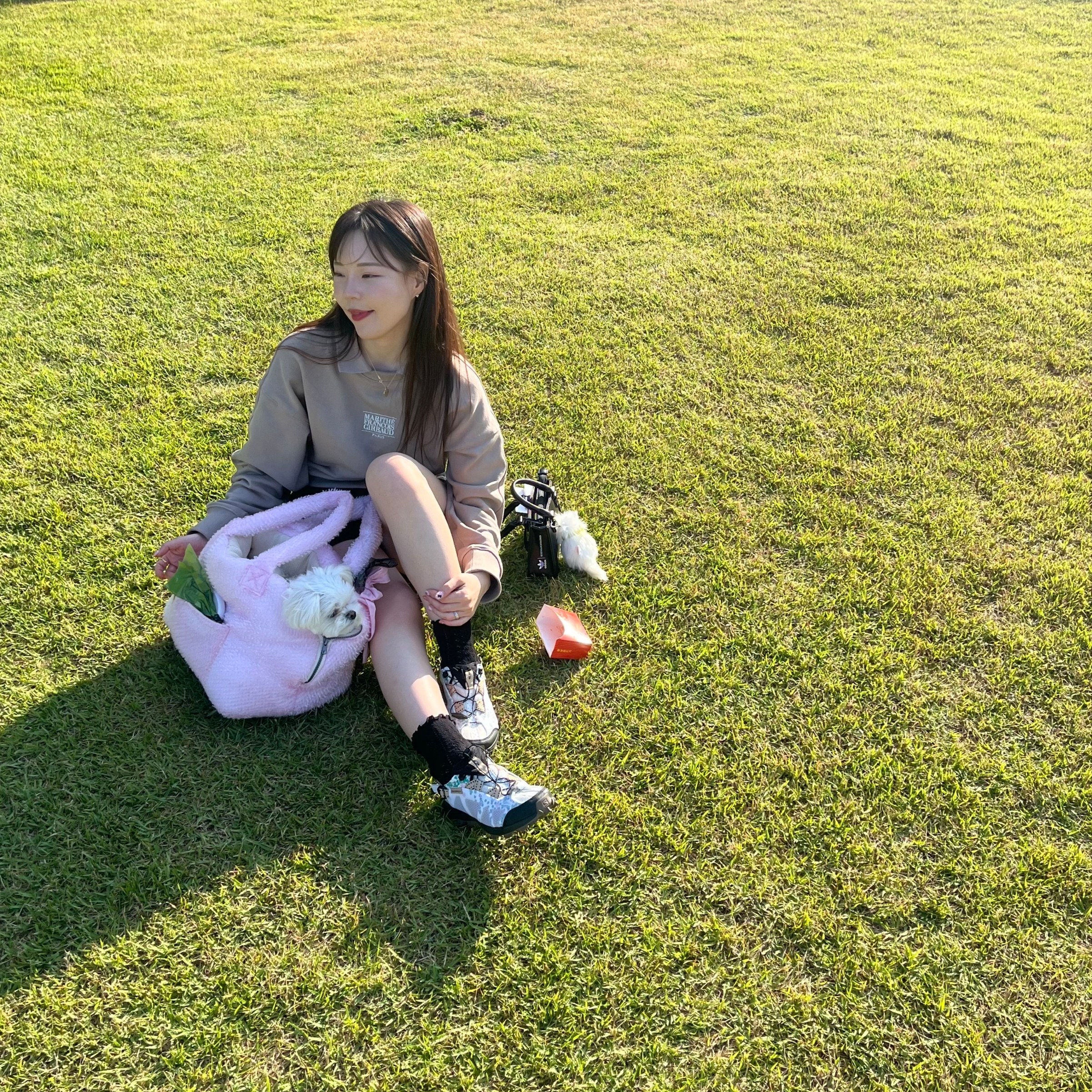 Salomon x The Broken Arm Techamphibian White Black Safari, Adidas x Kseniaschnaider Mini Waist Bag Black 착용 스타일 - 8