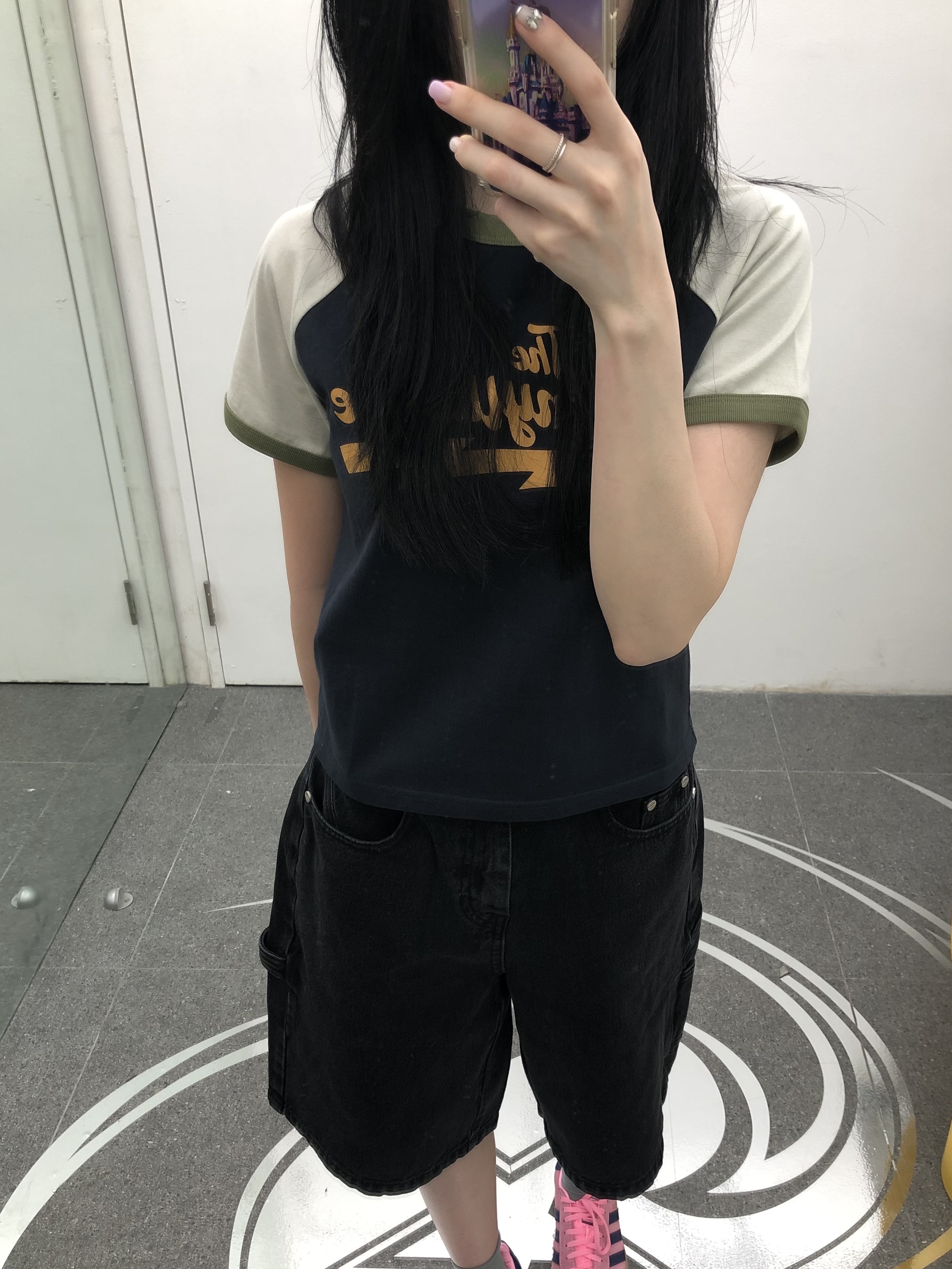 Thevinylhouse Carpenter Denim Shorts Black, Thevinylhouse Raglan Ringer T-Shirt Navy 착용 스타일