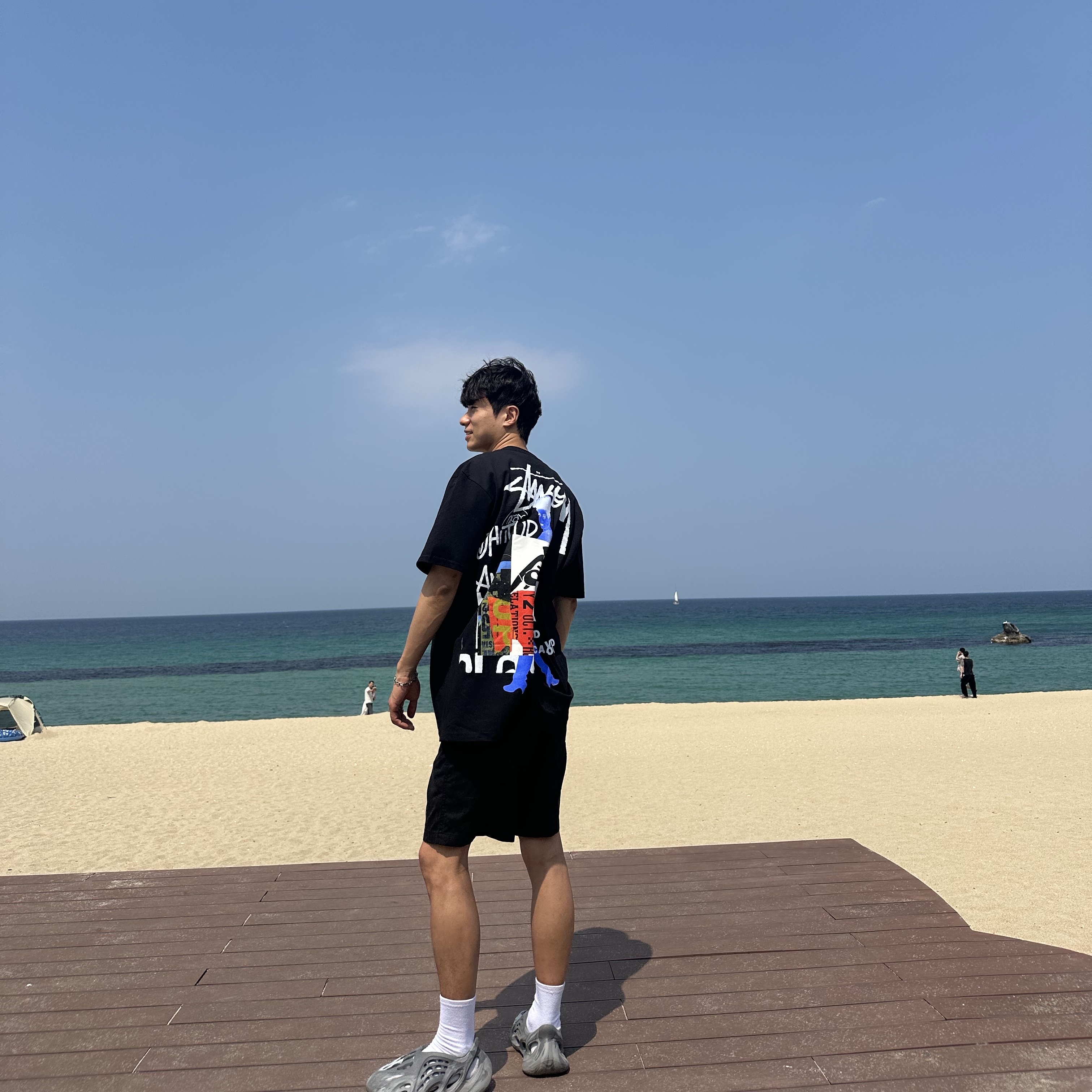 Stussy David Carson Do Your Thang T-Shirt Black, Adidas Yeezy Foam RNNR MX Granite 착용 스타일