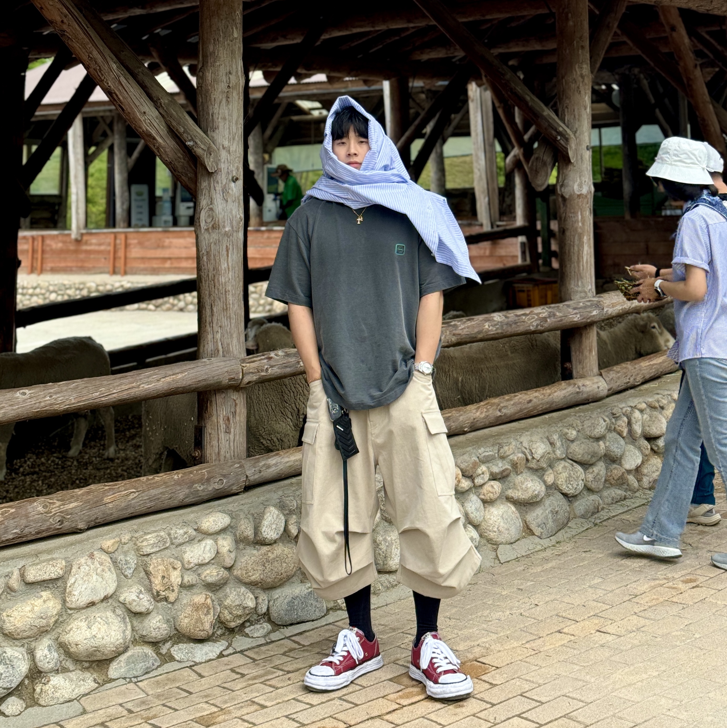 Nonnod Side Cargo Shorts Beige, Maison Mihara Yasuhiro Peterson23 OG Sole Canvas Low-top Sneakers Bordeaux 착용 스타일 - 3