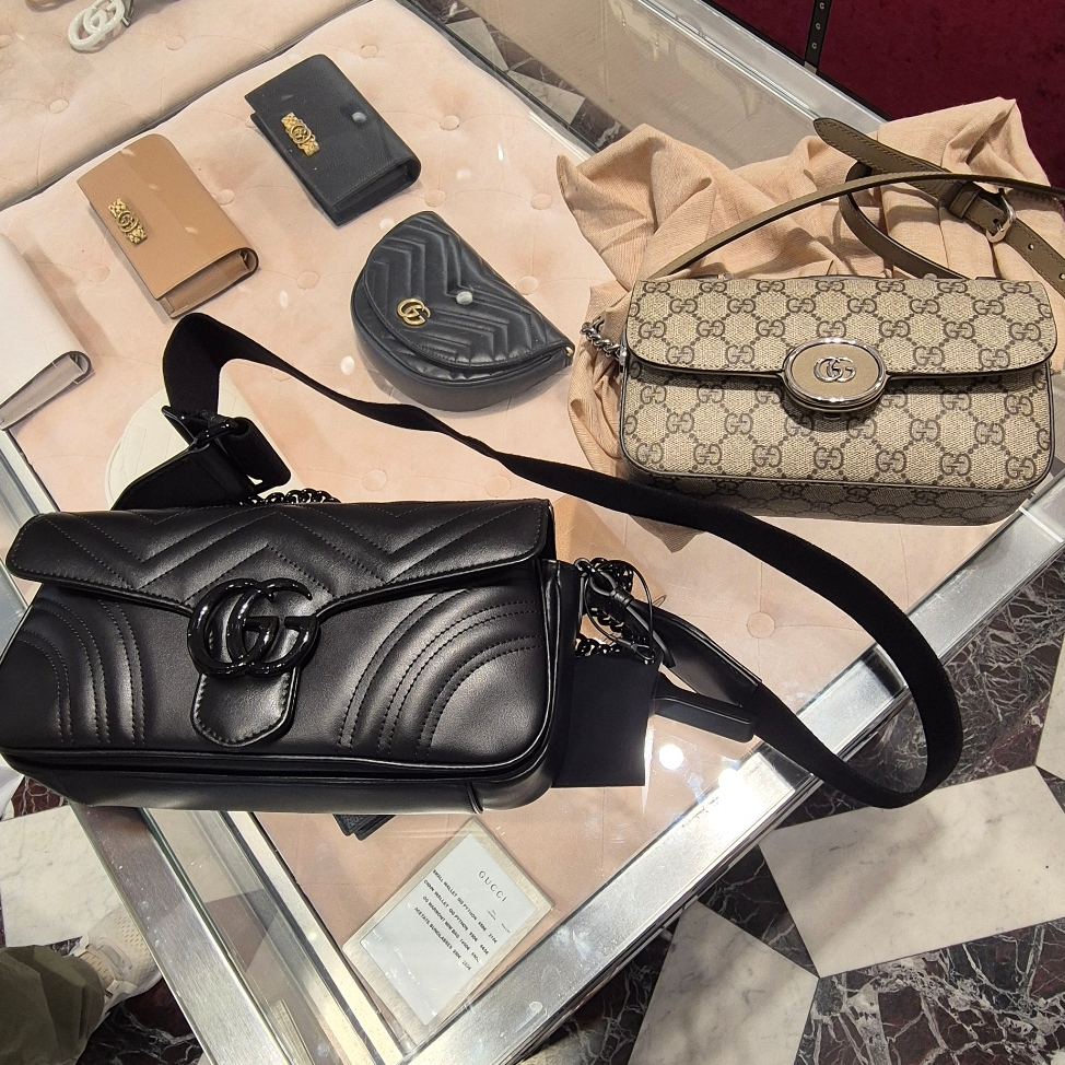 Gucci Petite GG Mini Shoulder Bag GG Supreme 착용 스타일