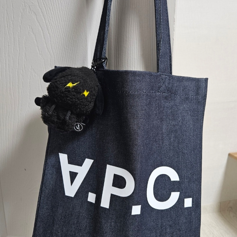 A.P.C. Laure Tote Bag Blue 착용 스타일