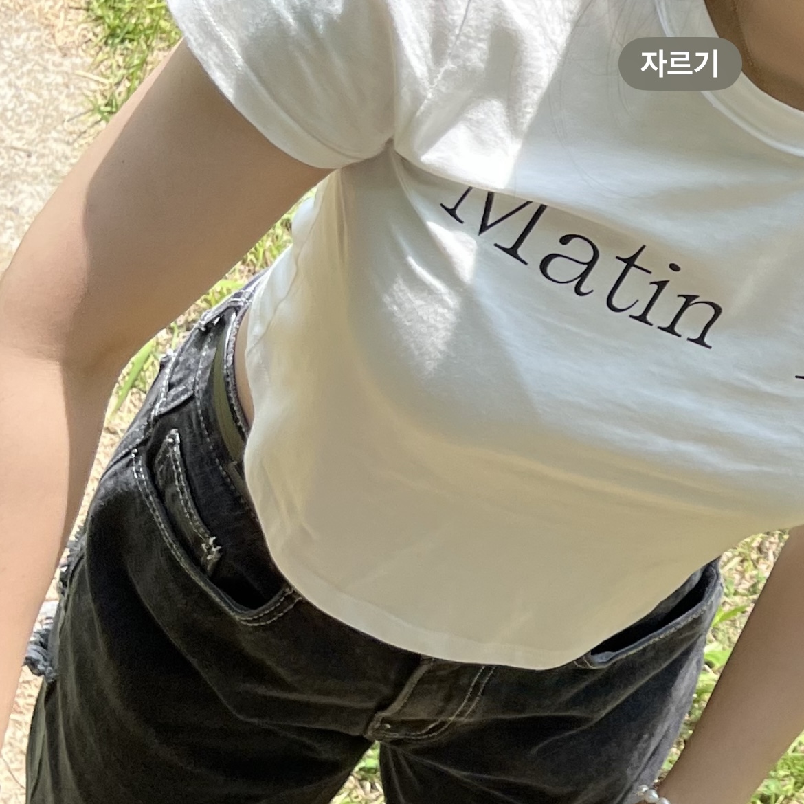 (W) Matin Kim Logo Crop Top White 착용 스타일