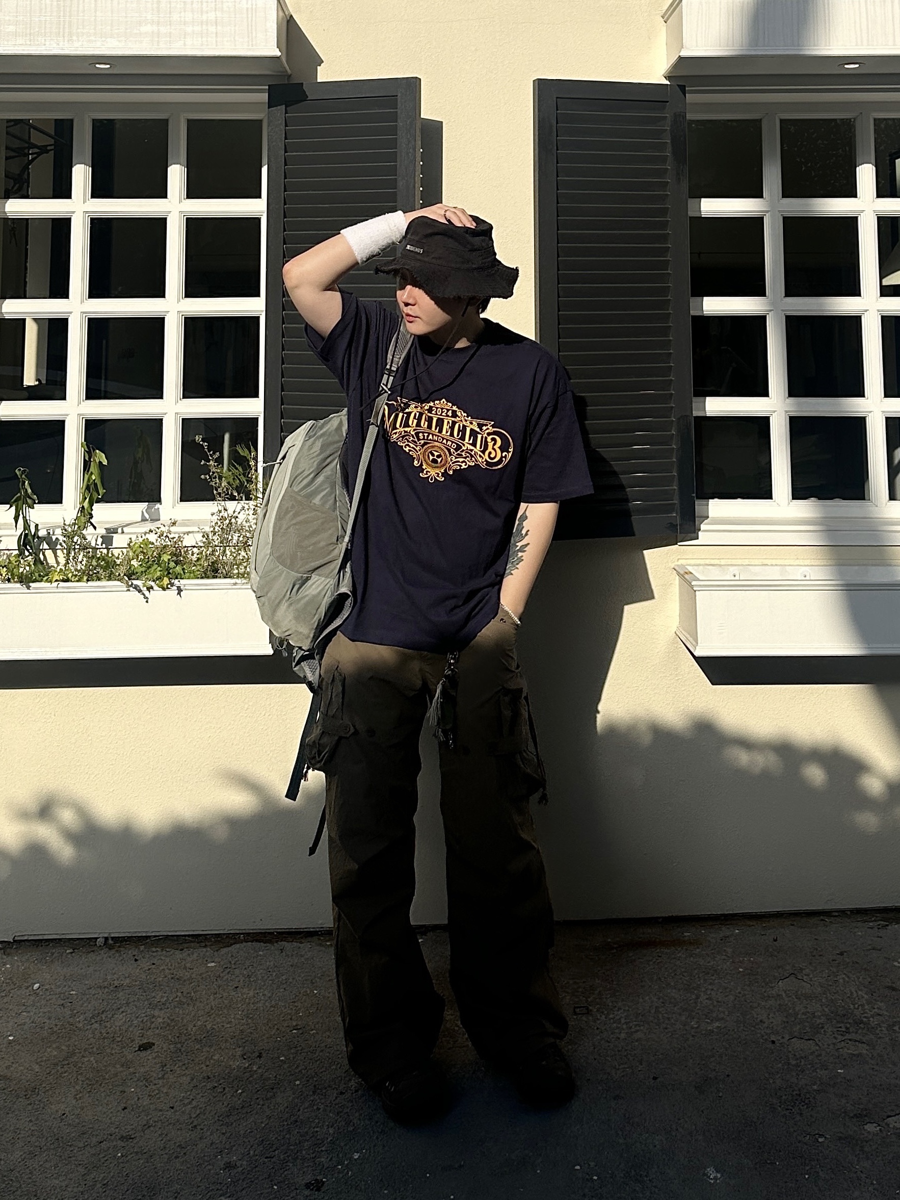 Jacquemus Le Bob Artichaut Bucket Hat Black, Salomon Trailblazer 20 Wrought Iron Sedona Sage 착용 스타일 - 1