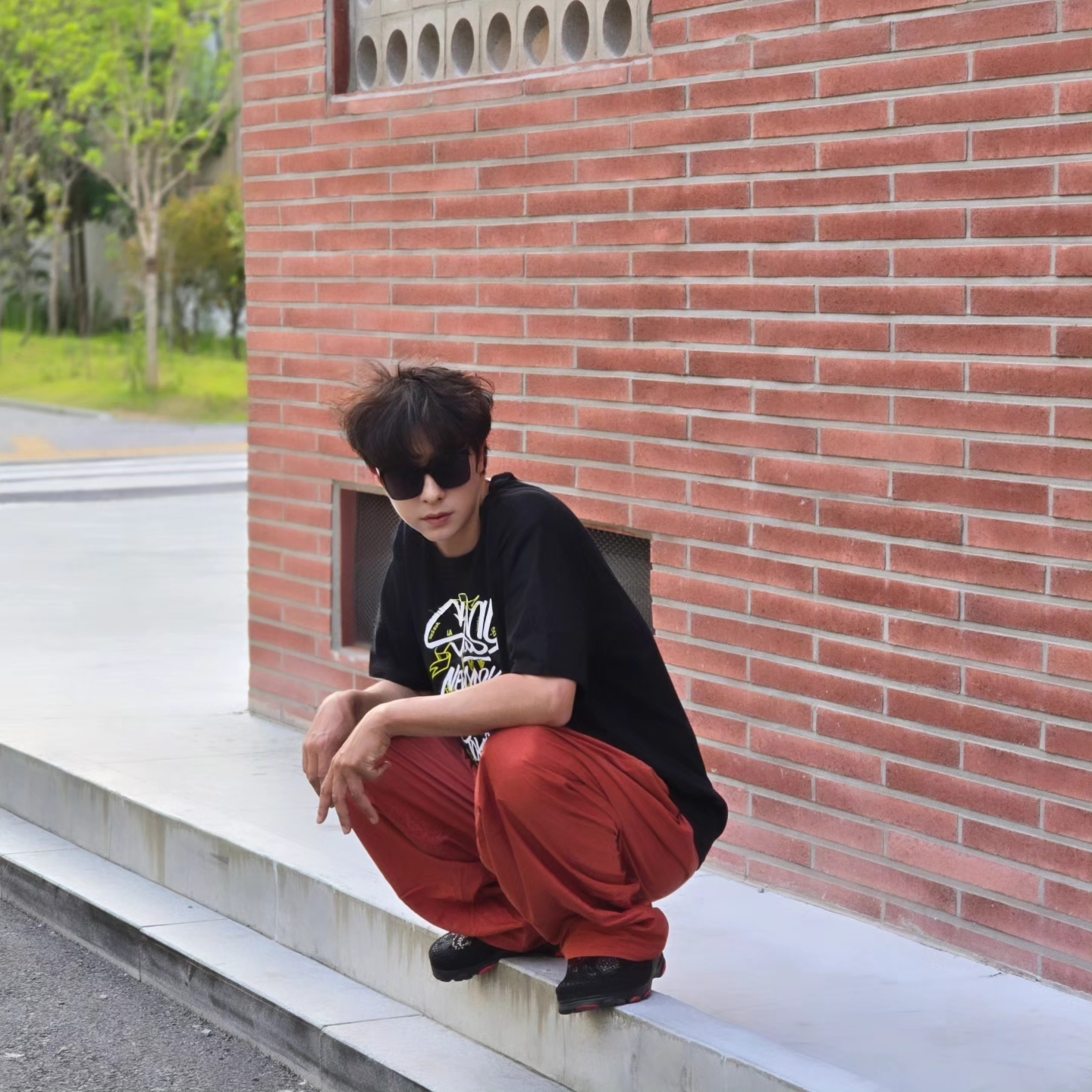 Stussy x Born X Raised Handstyles T-Shirt Black, Crocs x Staple Classic All Terrain Clog Black 착용 스타일 - 7