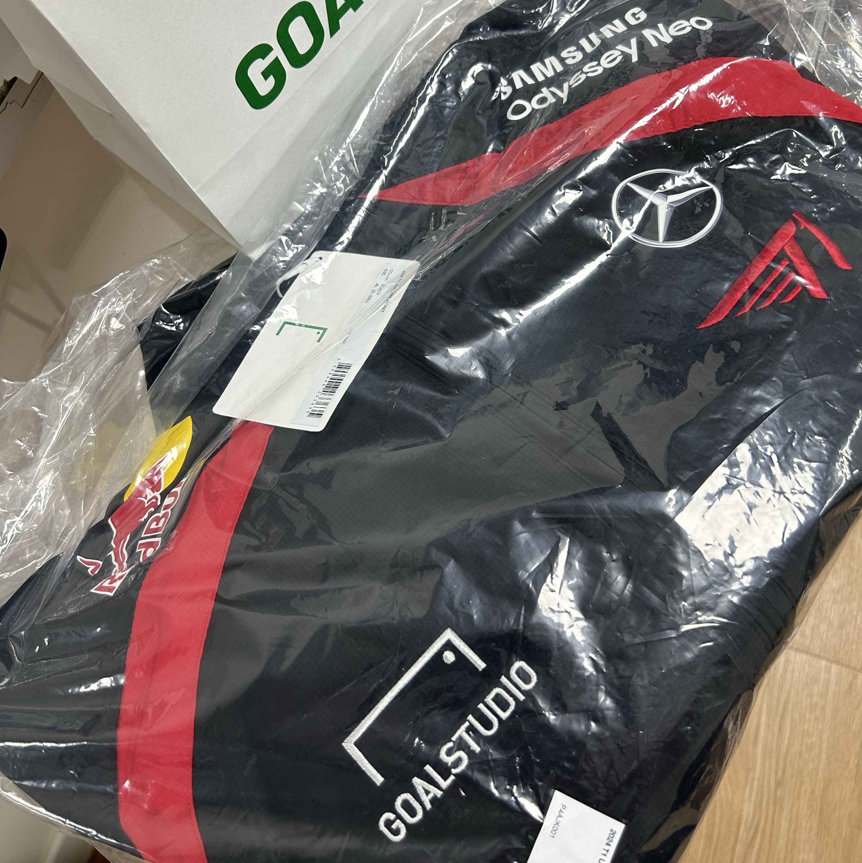 T1 2024 Spring LCK Uniform Jacket Black (Non Marking Ver.) 착용 스타일 - 2
