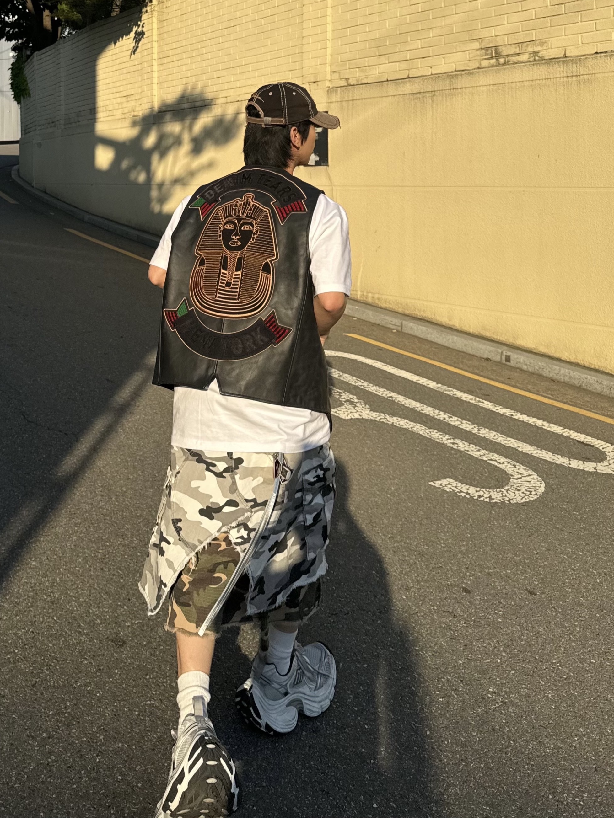 Levi's x Denim Tears Tracy's King Tut Vest Black, Project G/R x MFM333. Layered Skirt Camo Cargo Shorts Multi Camo 착용 스타일 - 1