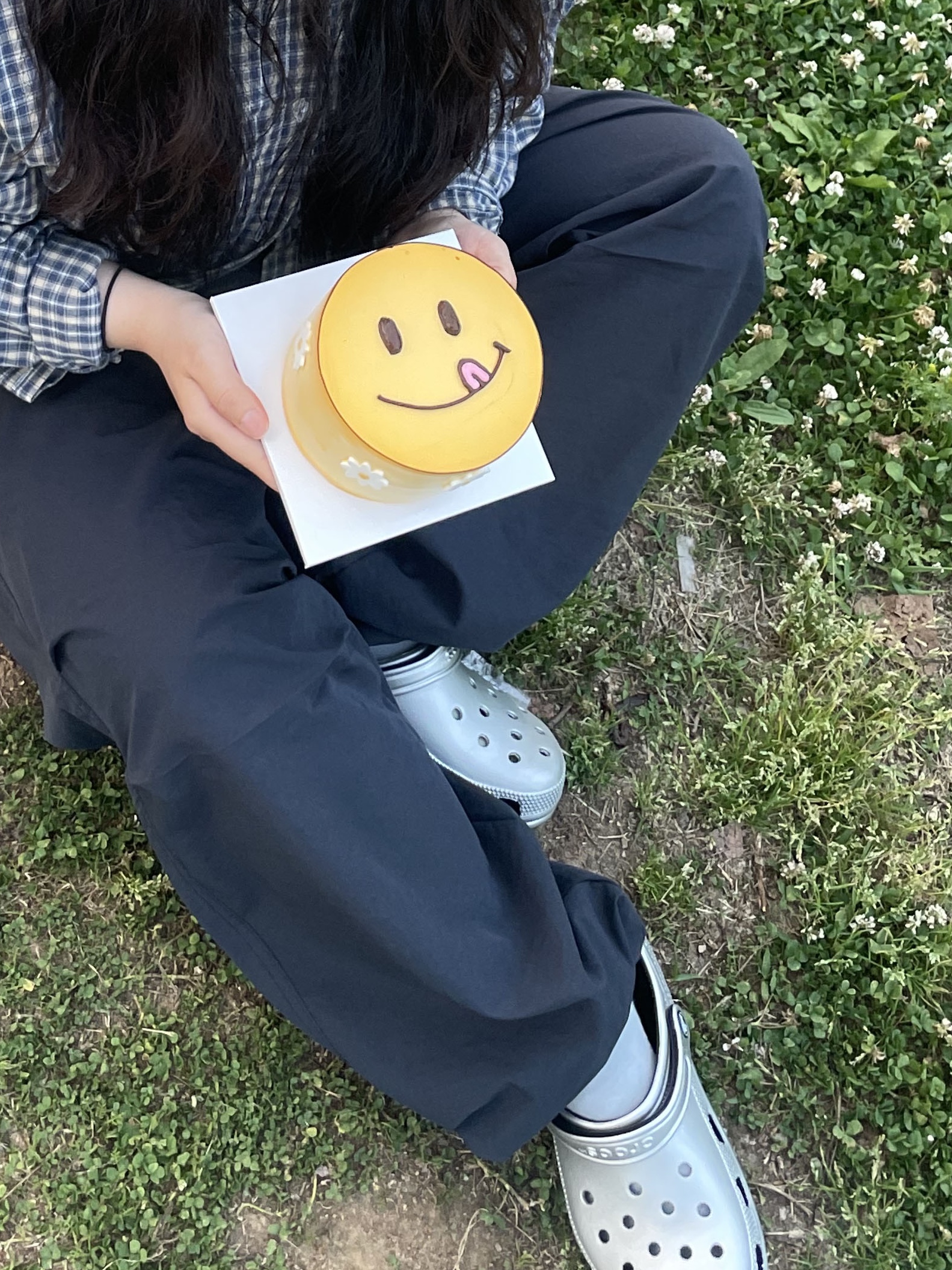 Crocs Classic Metallic Clog Silver 착용 스타일 - 2