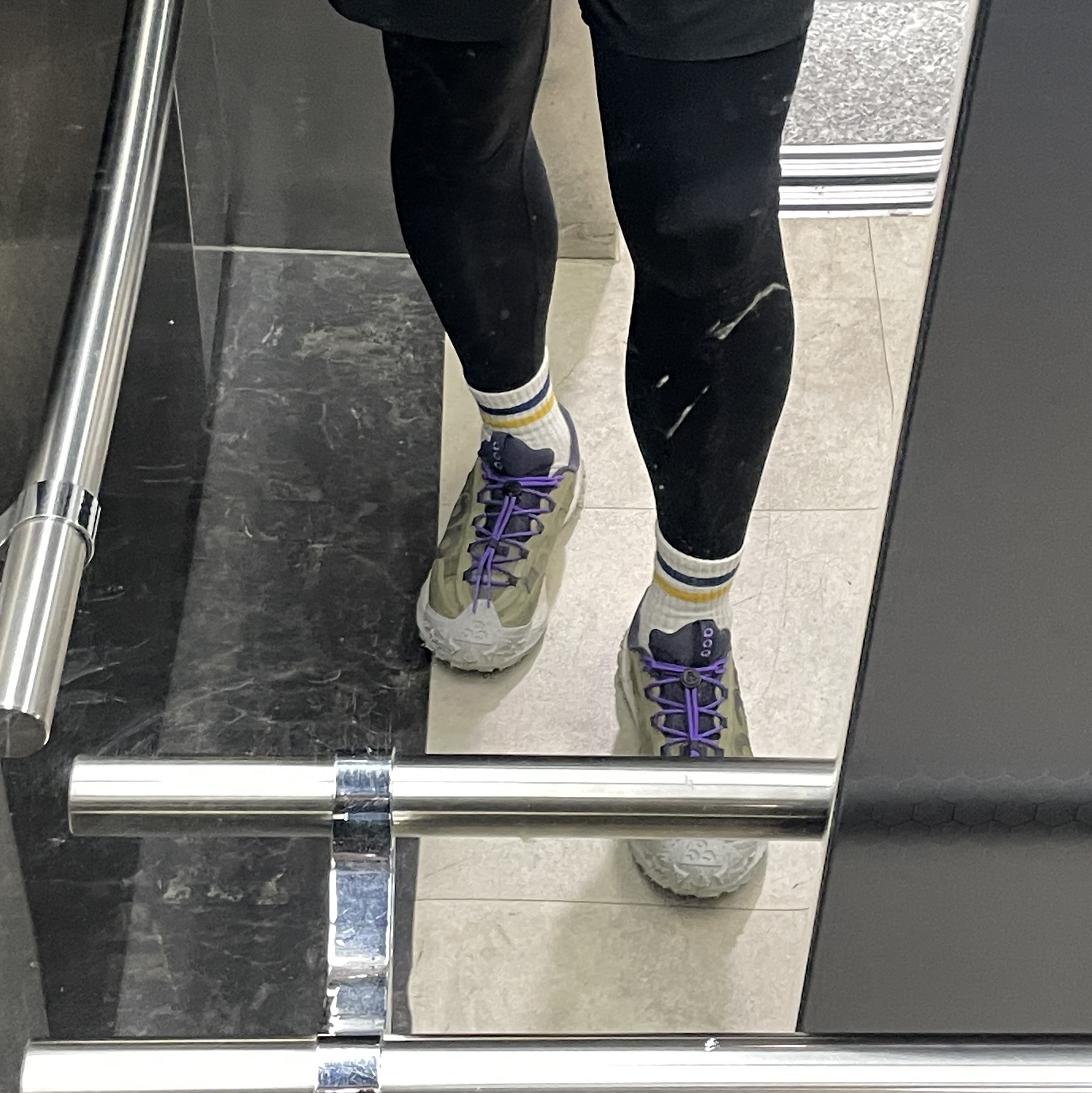 Nike ACG Mountain Fly 2 Low Neutral Olive and Mountain Grape 착용 스타일 - 1