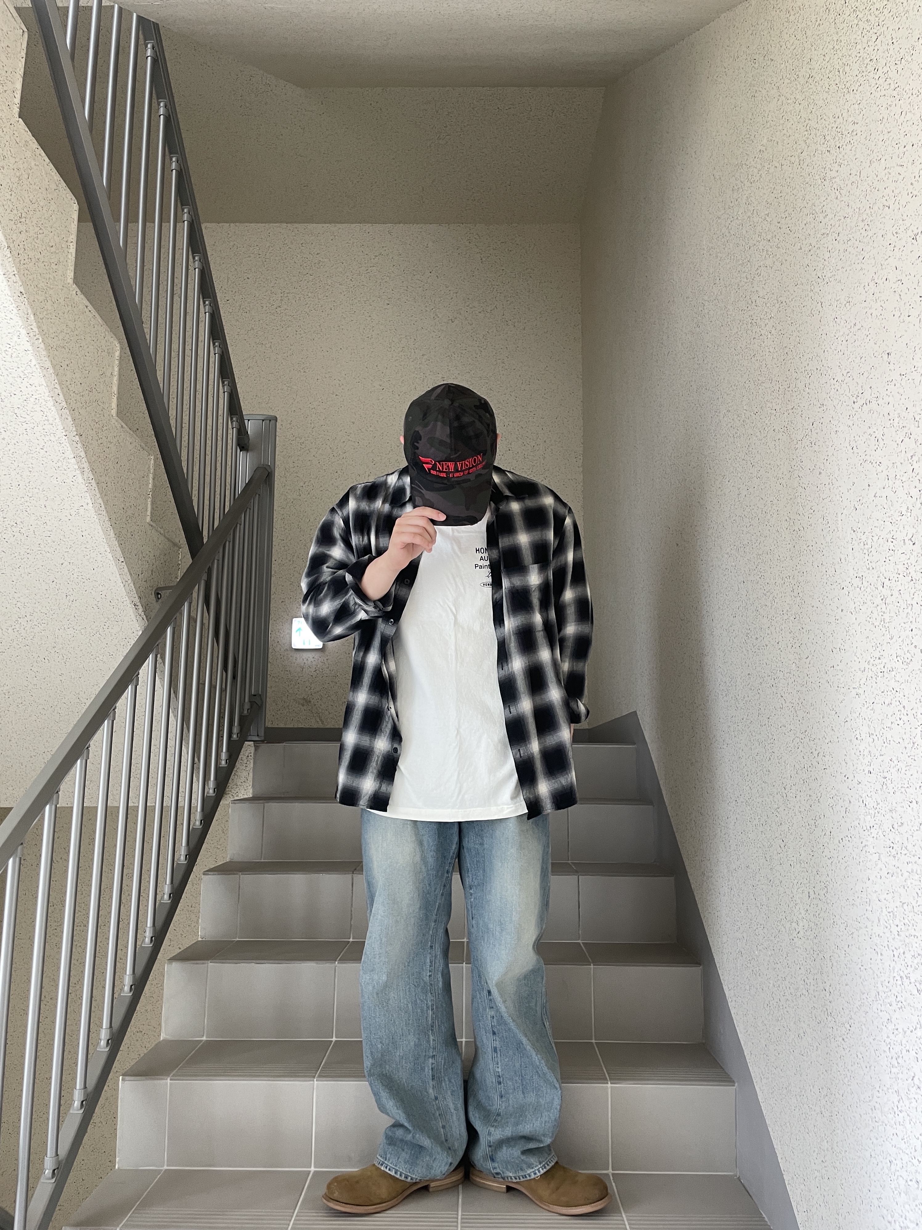 Honor the Gift Inner City Auto Service SS Tee Bone 착용 스타일 - 3