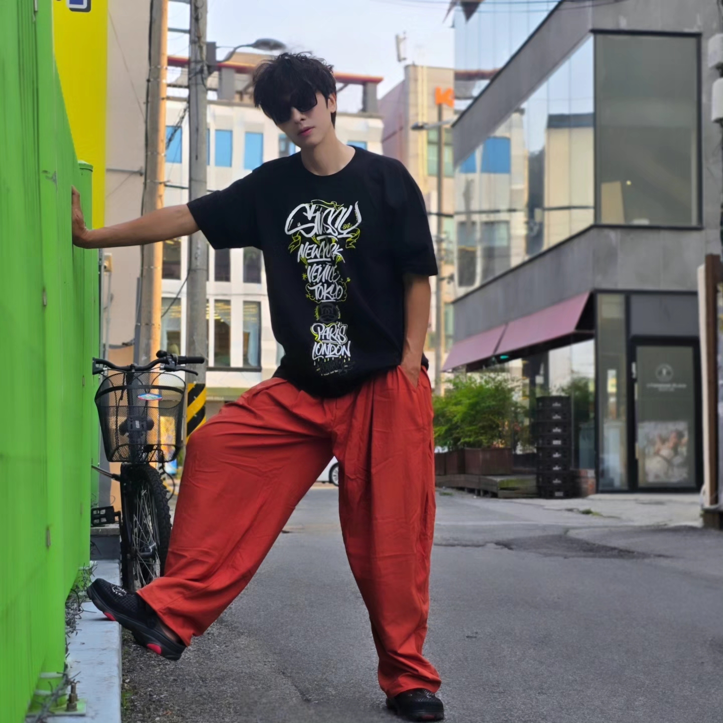Stussy x Born X Raised Handstyles T-Shirt Black, Crocs x Staple Classic All Terrain Clog Black 착용 스타일 - 4