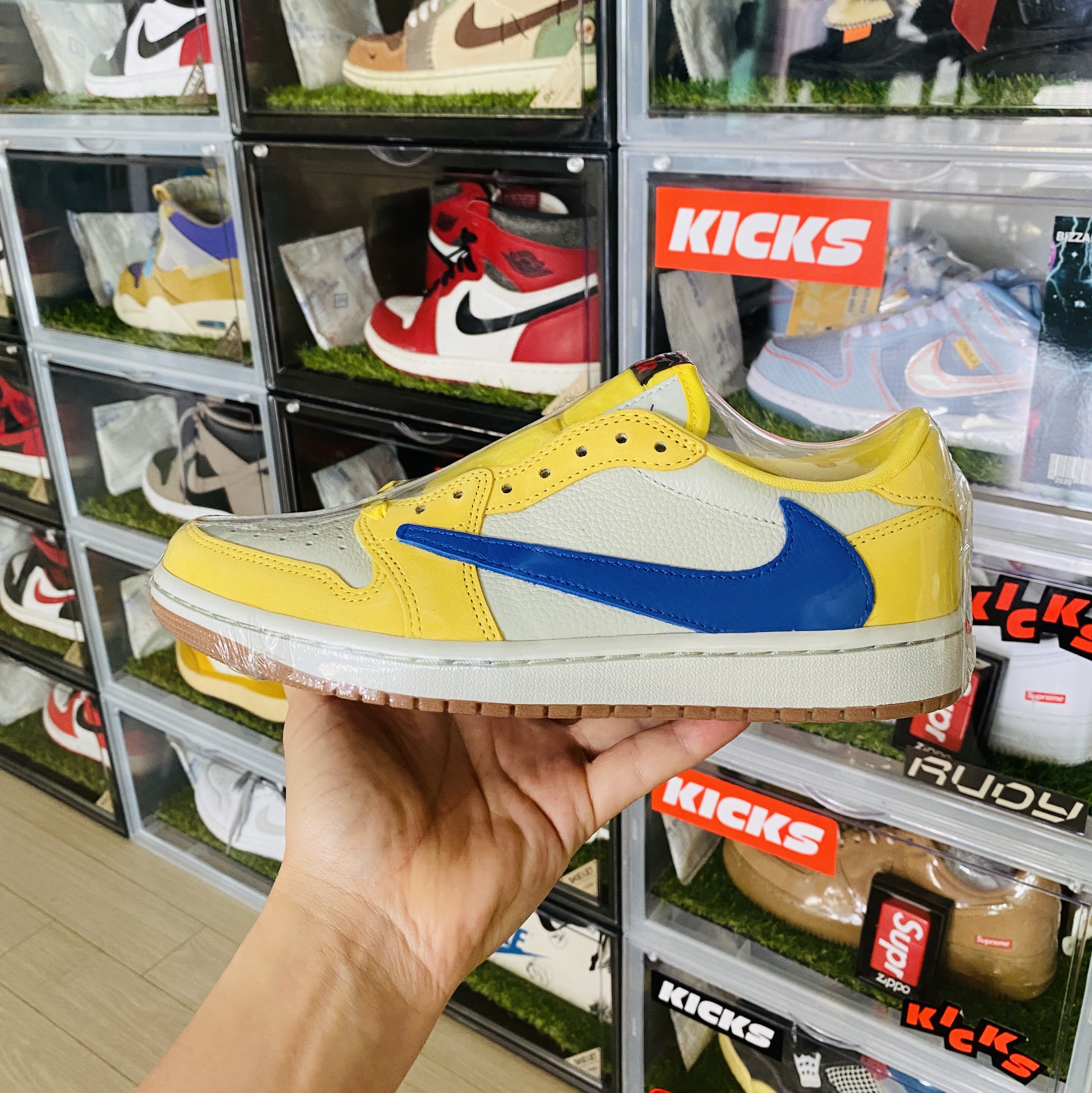 (W) Jordan 1 x Travis Scott Retro Low OG SP Canary 착용 스타일