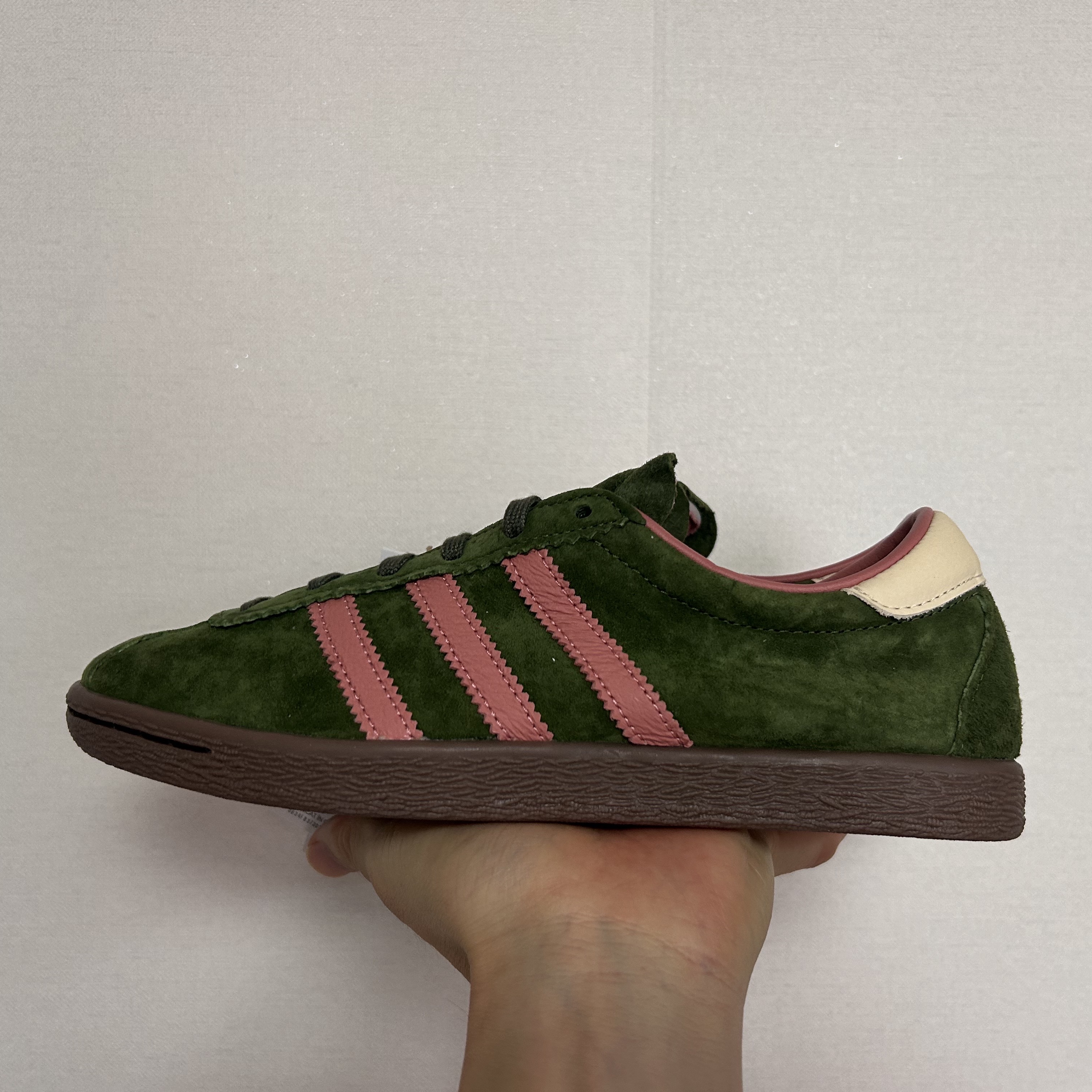 Adidas x END. Tobacco Flyfishing Wild Pine Gum 착용 스타일 - 1