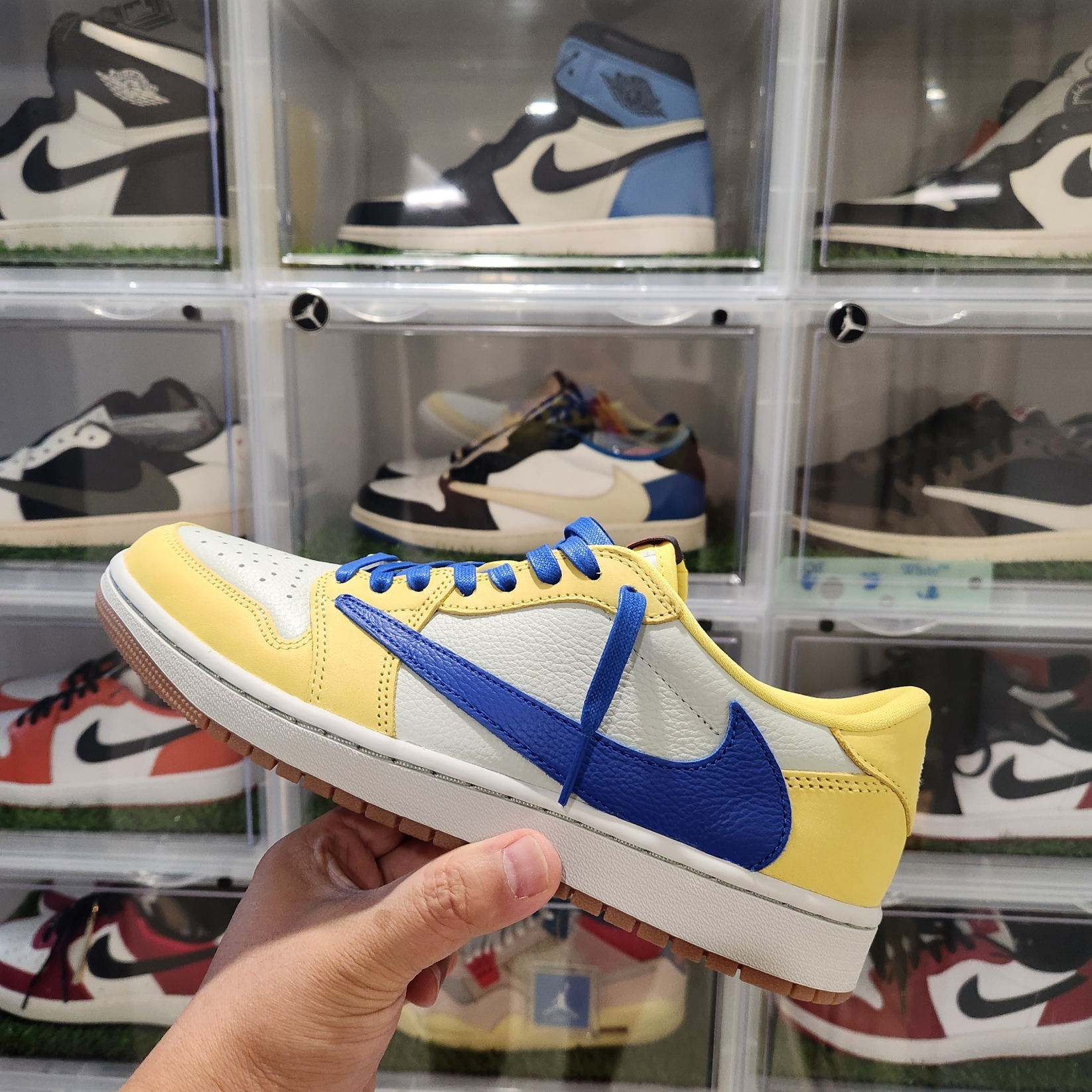 (W) Jordan 1 x Travis Scott Retro Low OG SP Canary 착용 스타일 - 2