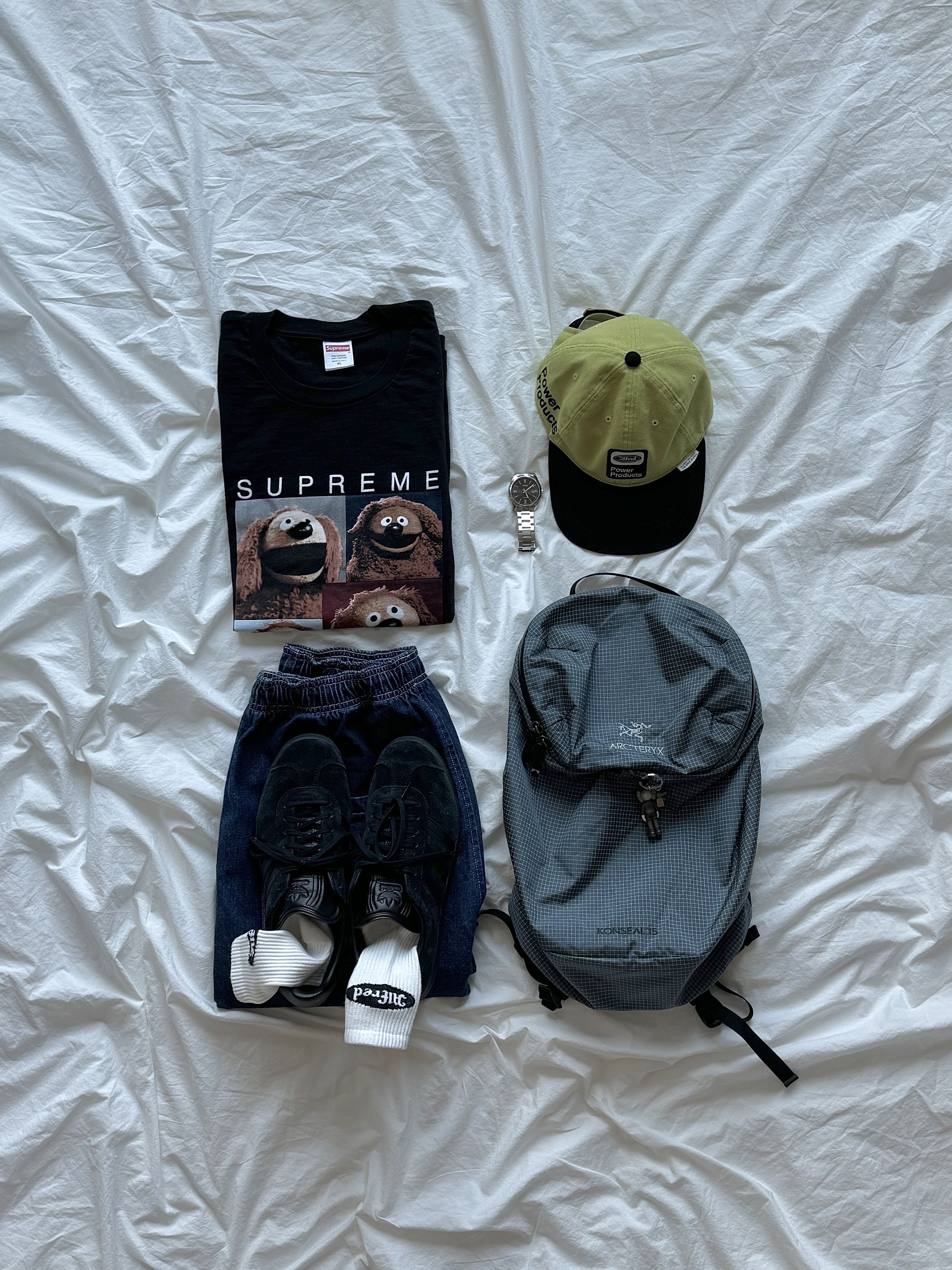 Supreme Rowlf T-Shirt Black - 24SS, Adidas Gazelle Triple Black 착용 스타일 - 1