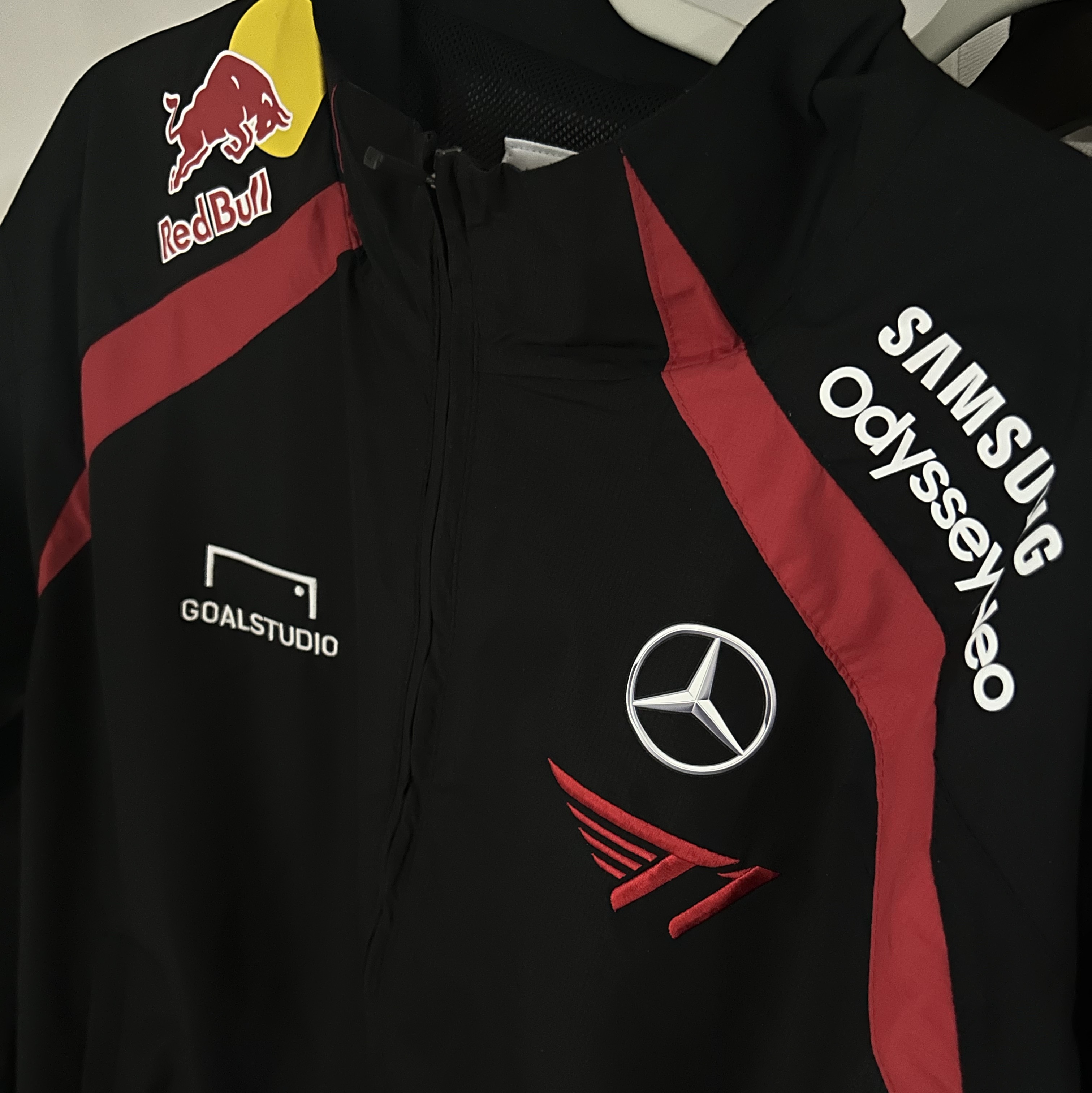 T1 2024 Spring LCK Uniform Jacket Black (Non Marking Ver.) 착용 스타일 - 1