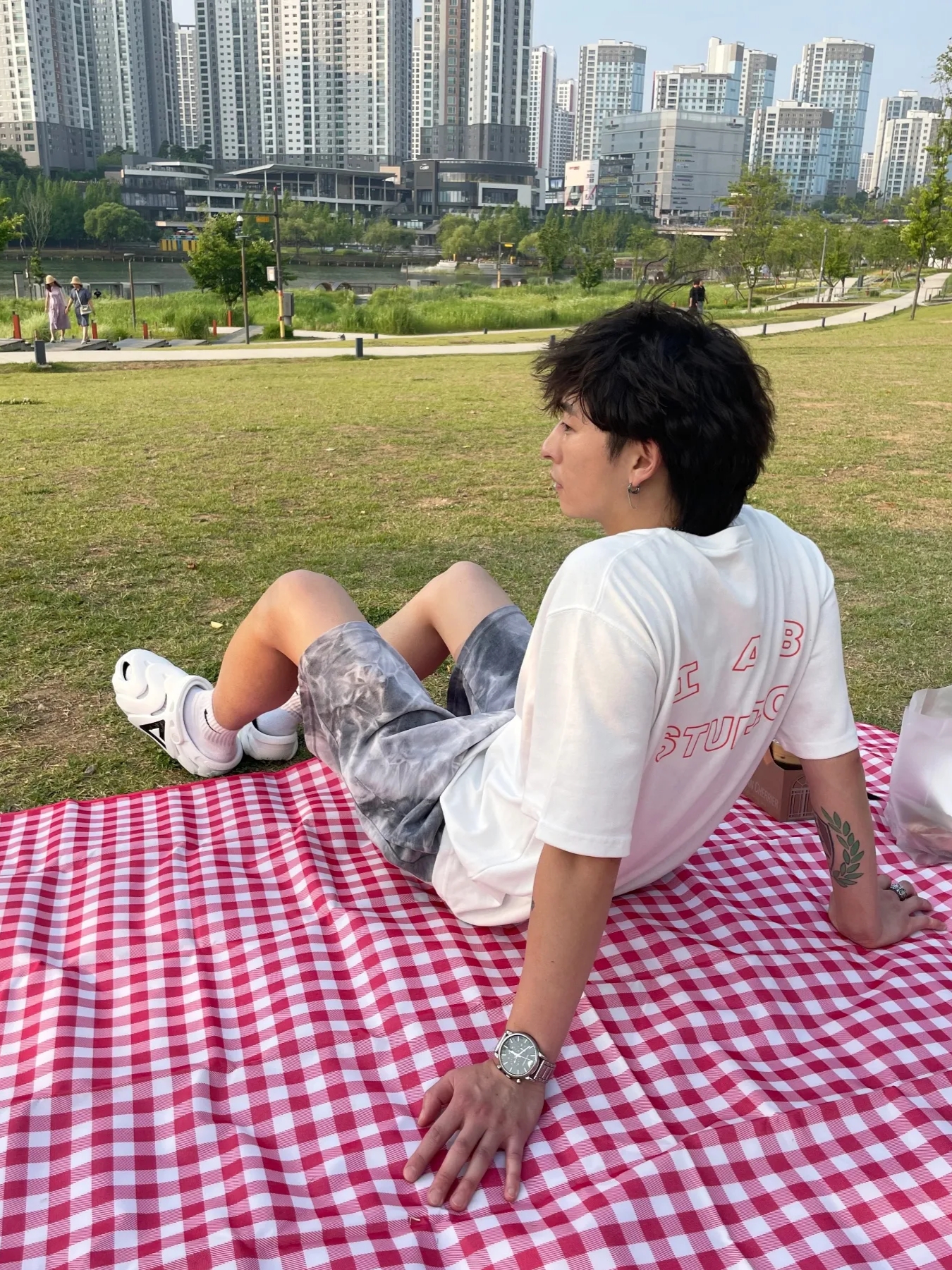 IAB Studio Line Logo T-Shirt White Orange 착용 스타일 - 2