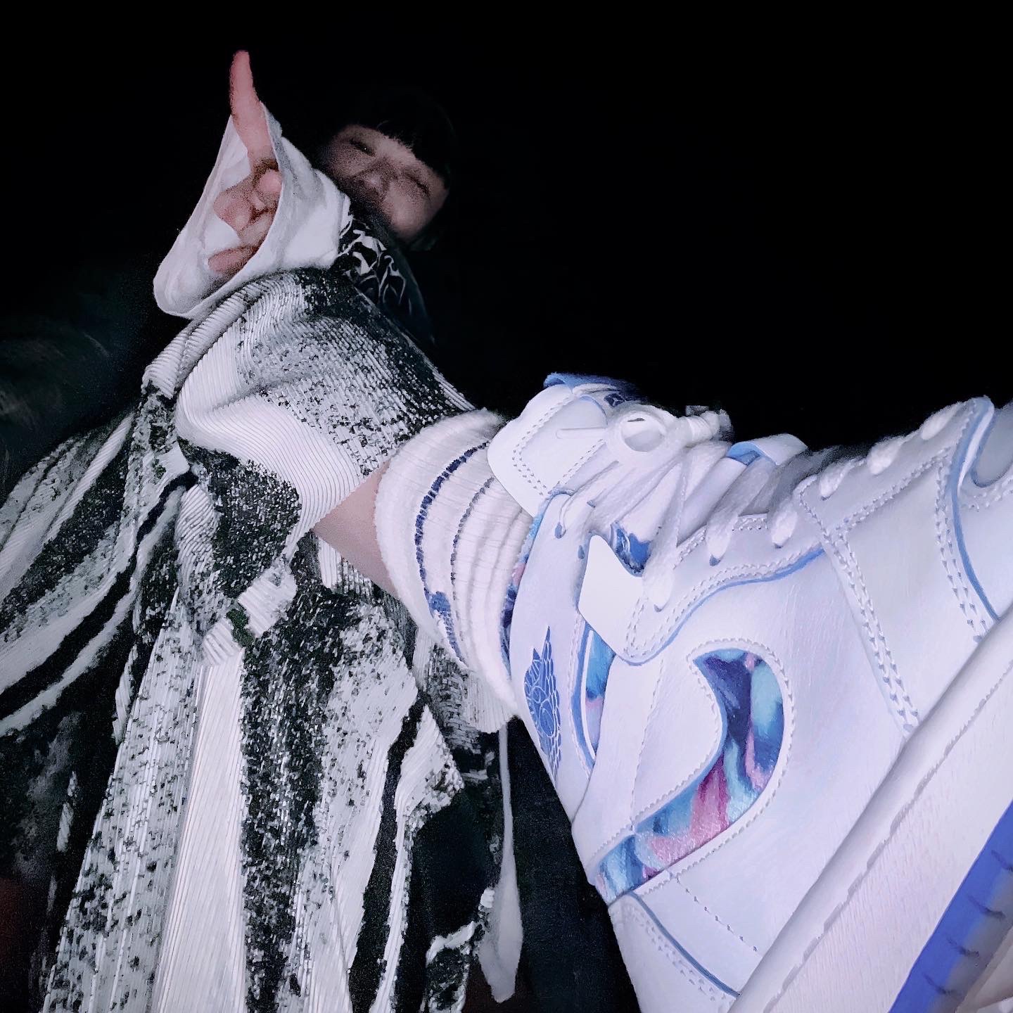 (W) Jordan 1 Zoom Air CMFT White Hyper Royal 착용 스타일 - 2
