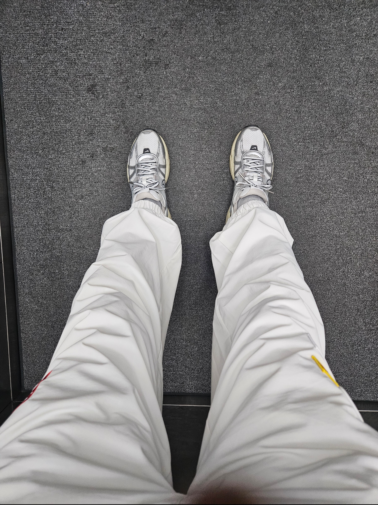 Supreme x Ducati Track Pants Light Grey - 24SS 착용 스타일 - 3