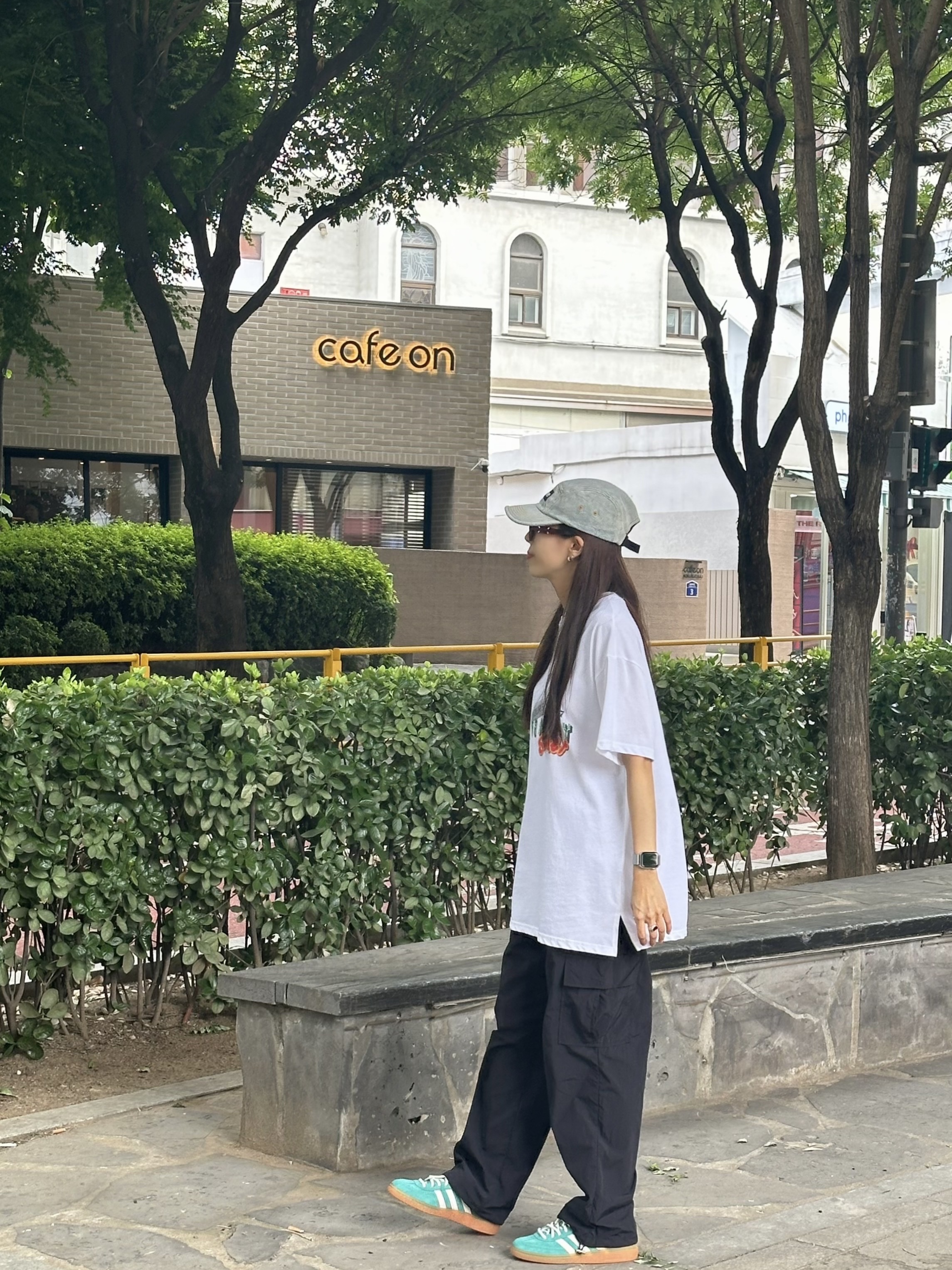 Supreme Denim Camp Cap Dirty Indigo - 23SS, Adidas x Sporty & Rich Spezial Handball Pantone Core White 착용 스타일 - 3
