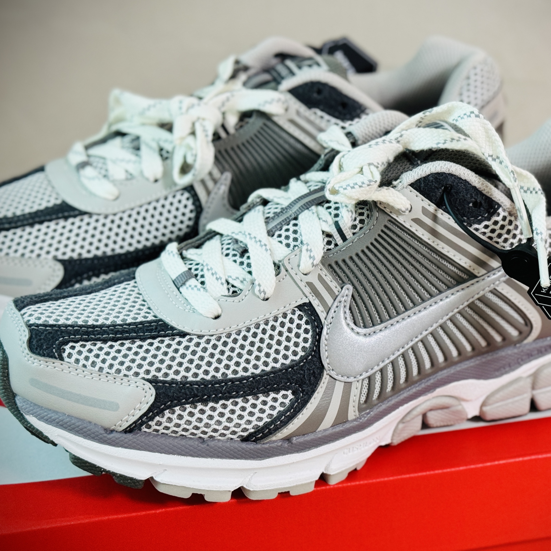 Nike Zoom Vomero 5 PRM Light Iron Ore and Flat Fewter 착용 스타일 - 1