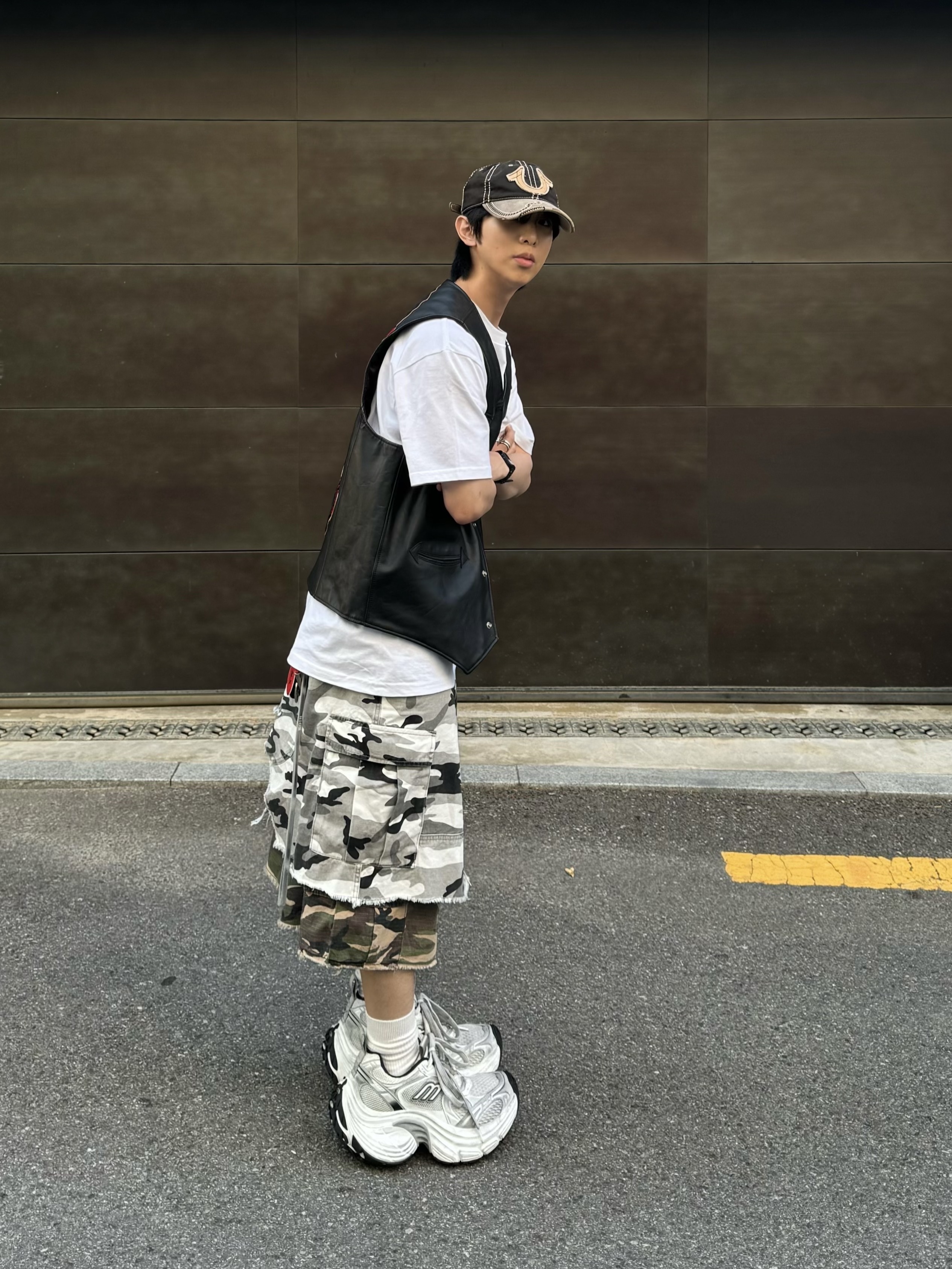 Levi's x Denim Tears Tracy's King Tut Vest Black, Project G/R x MFM333. Layered Skirt Camo Cargo Shorts Multi Camo 착용 스타일 - 5