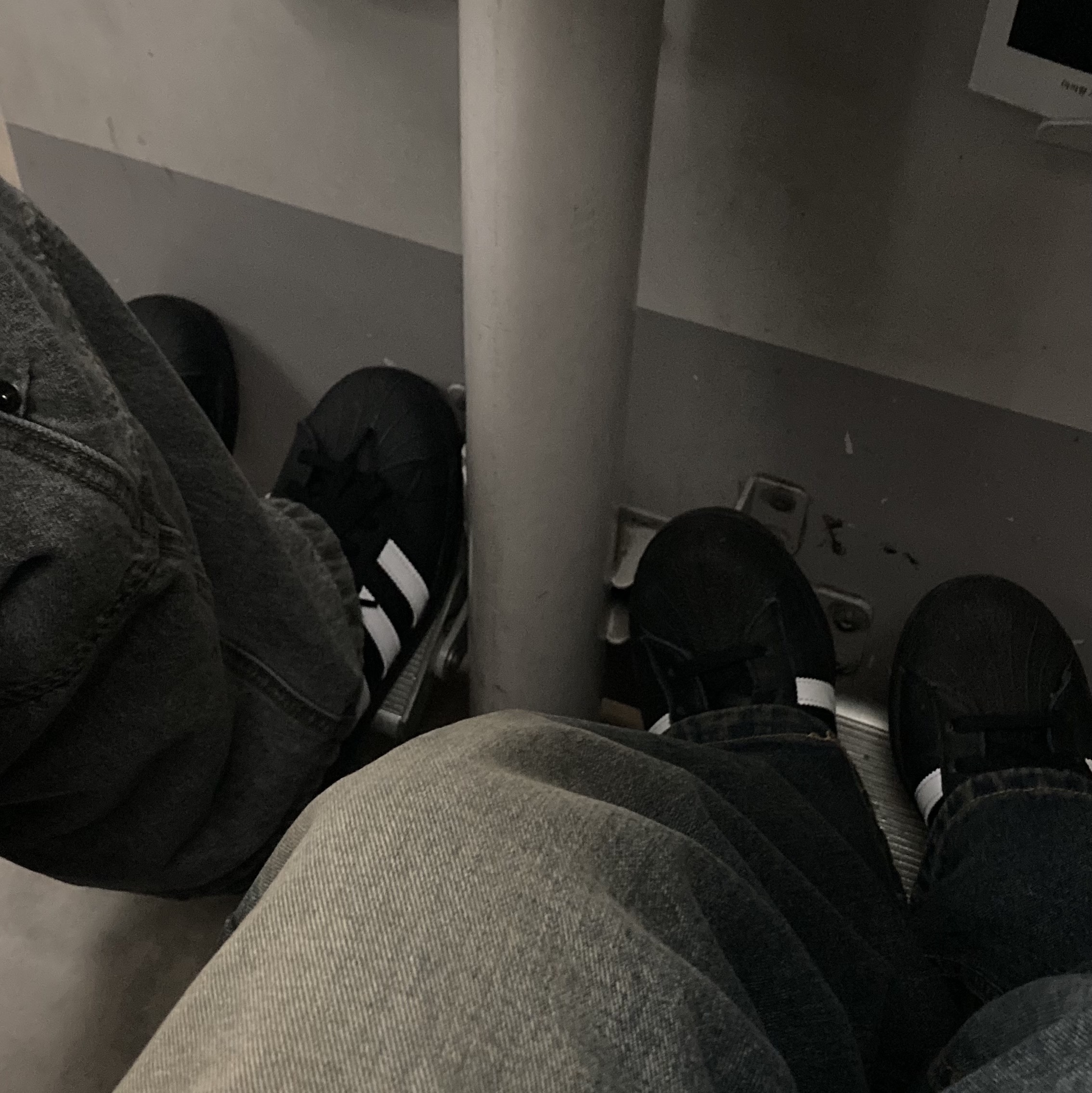 Adidas Superstar Core Black White 착용 스타일