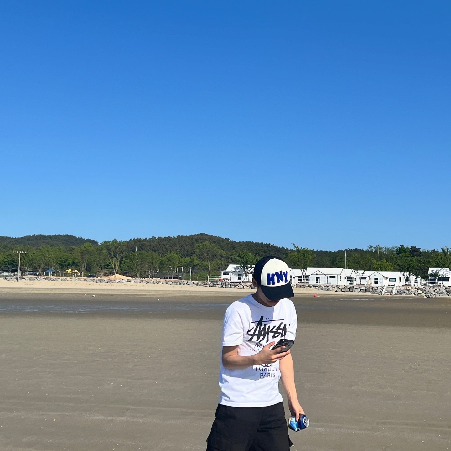 Stussy World Tour T-Shirt White 2024,2025, Honey Scoop House HNY Logo Trucker Cap Black 착용 스타일 - 1