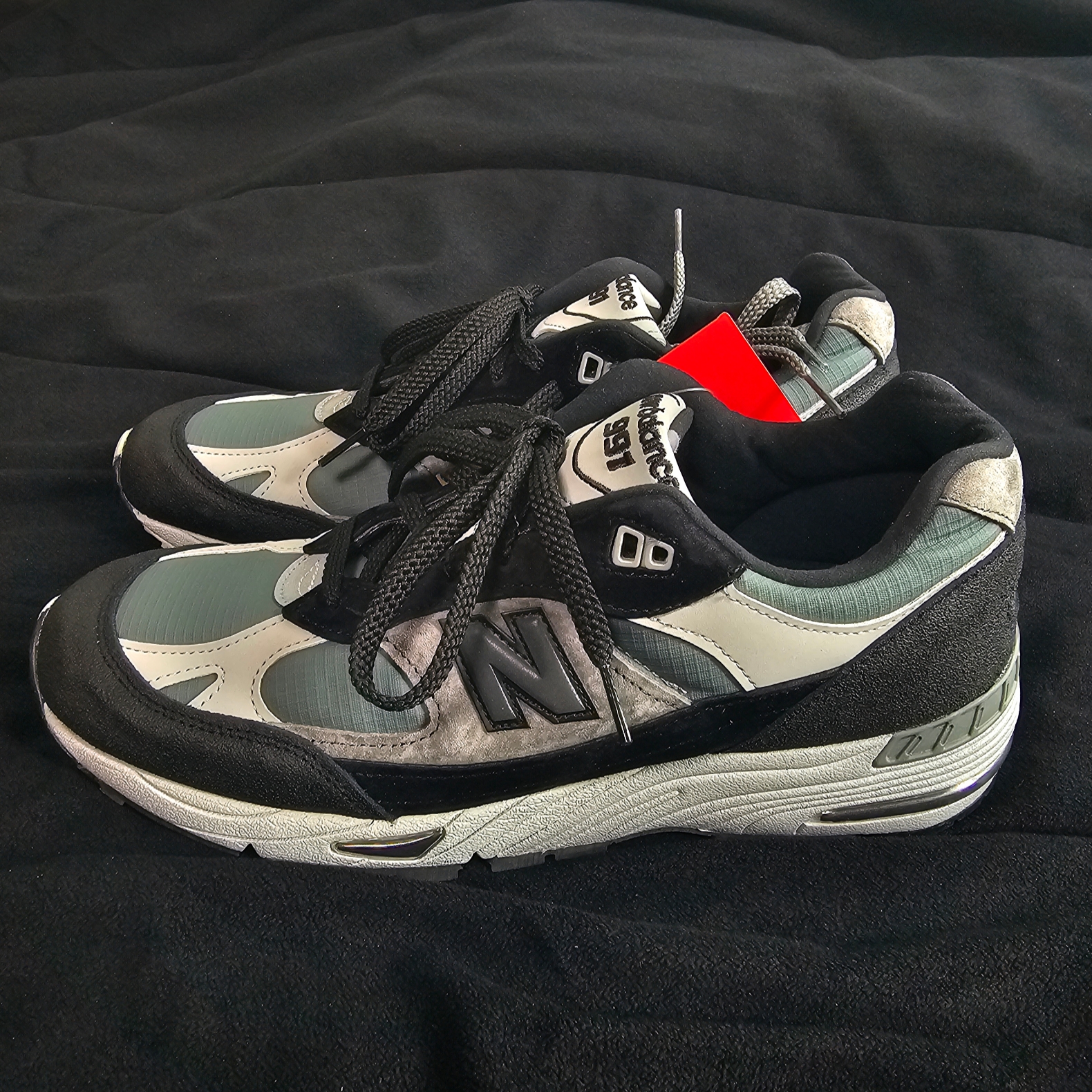 New Balance 991 Made in UK Black Grey 착용 스타일 - 1
