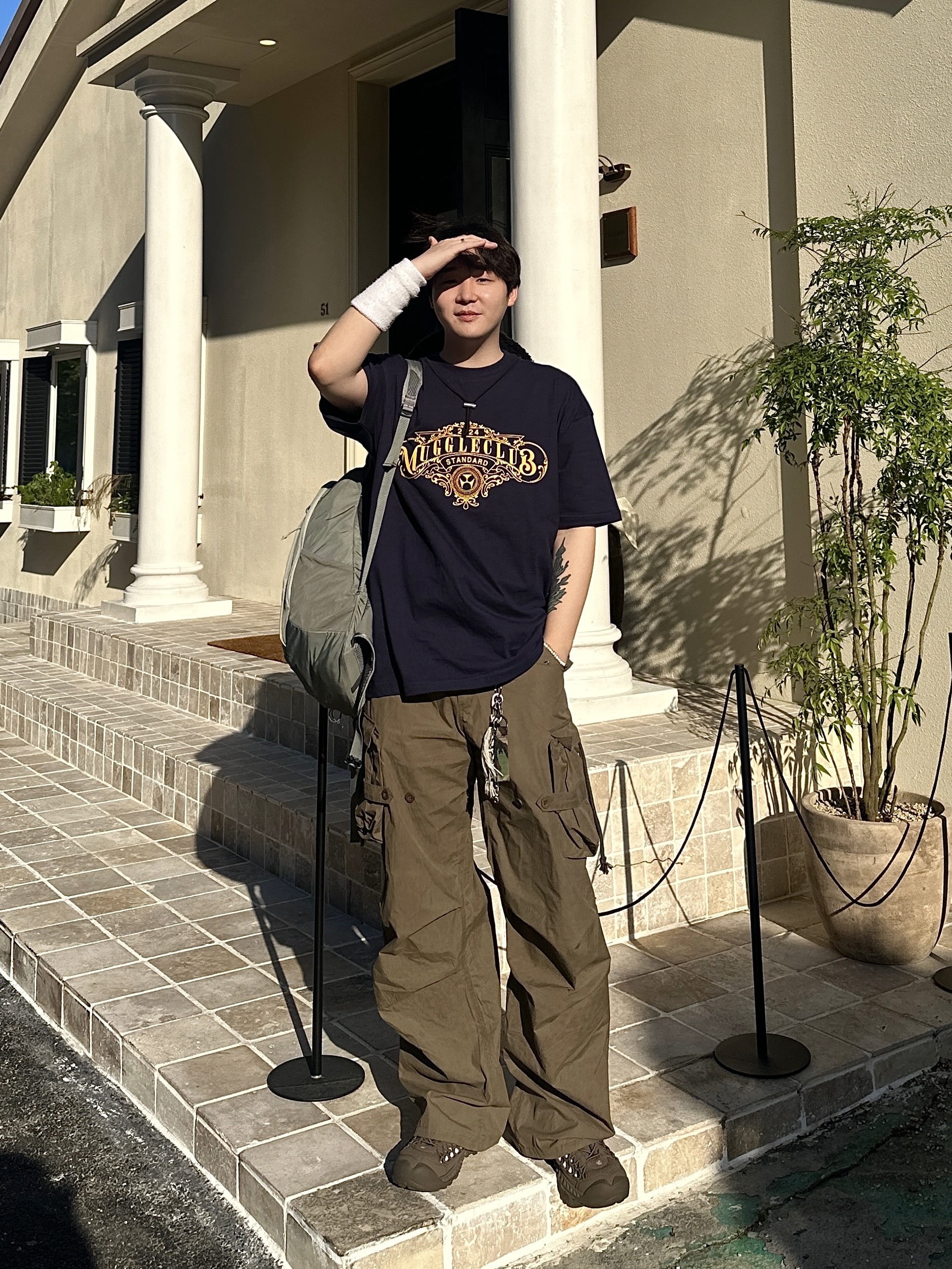 Jacquemus Le Bob Artichaut Bucket Hat Black, Salomon Trailblazer 20 Wrought Iron Sedona Sage 착용 스타일 - 3