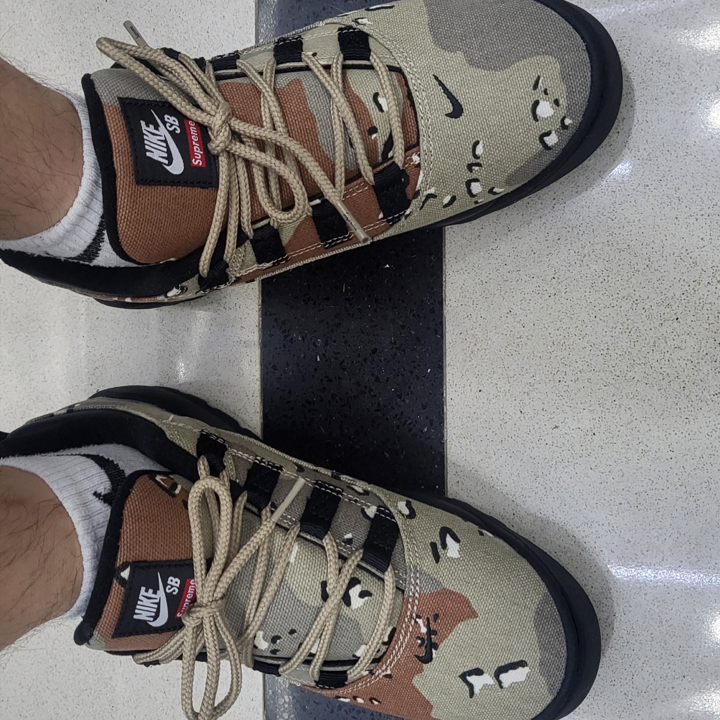 Nike x Supreme SB Darwin Low Desert Camo 착용 스타일
