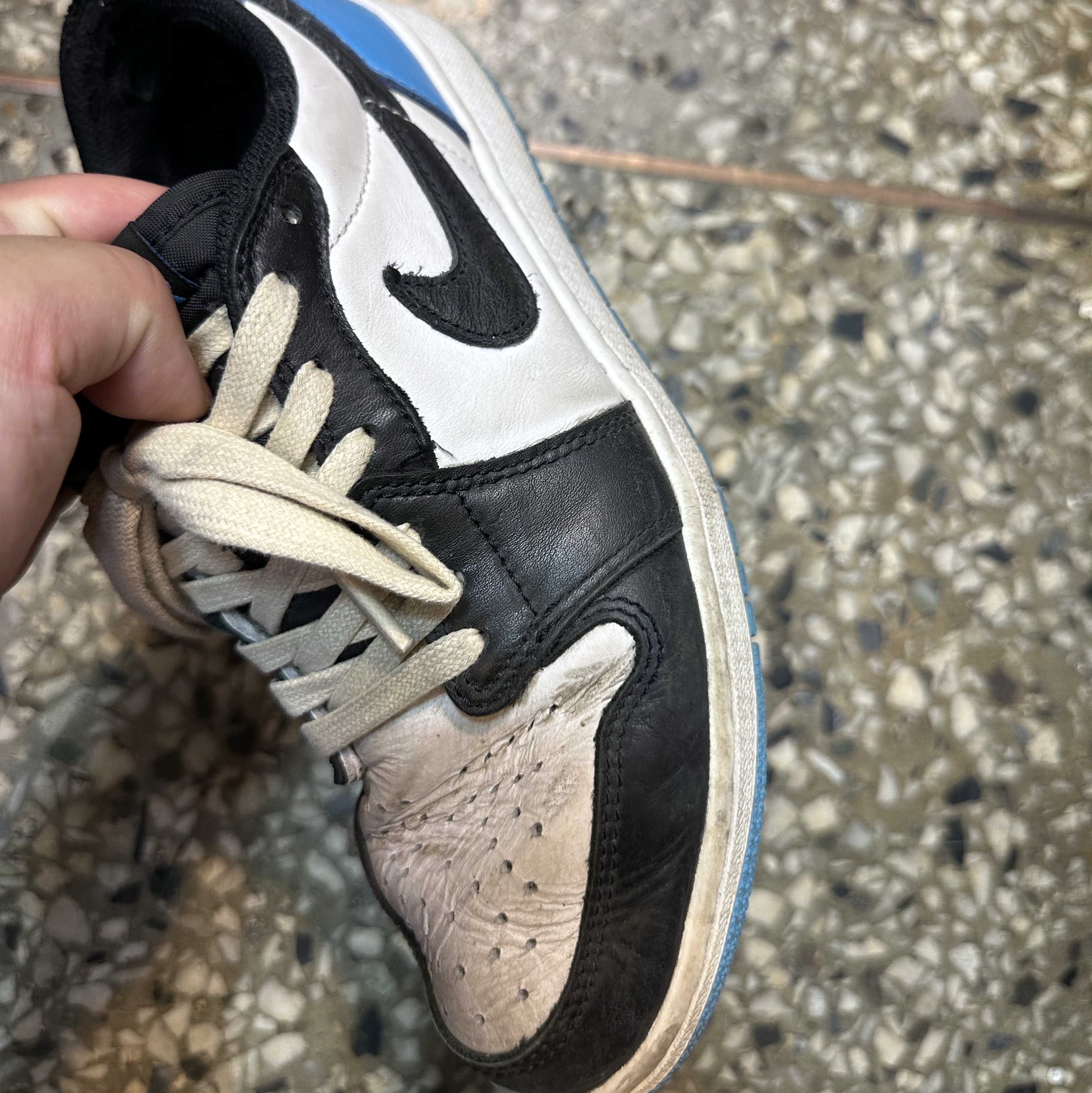 Jordan 1 Retro Low OG Black and Dark Powder Blue 착용 스타일