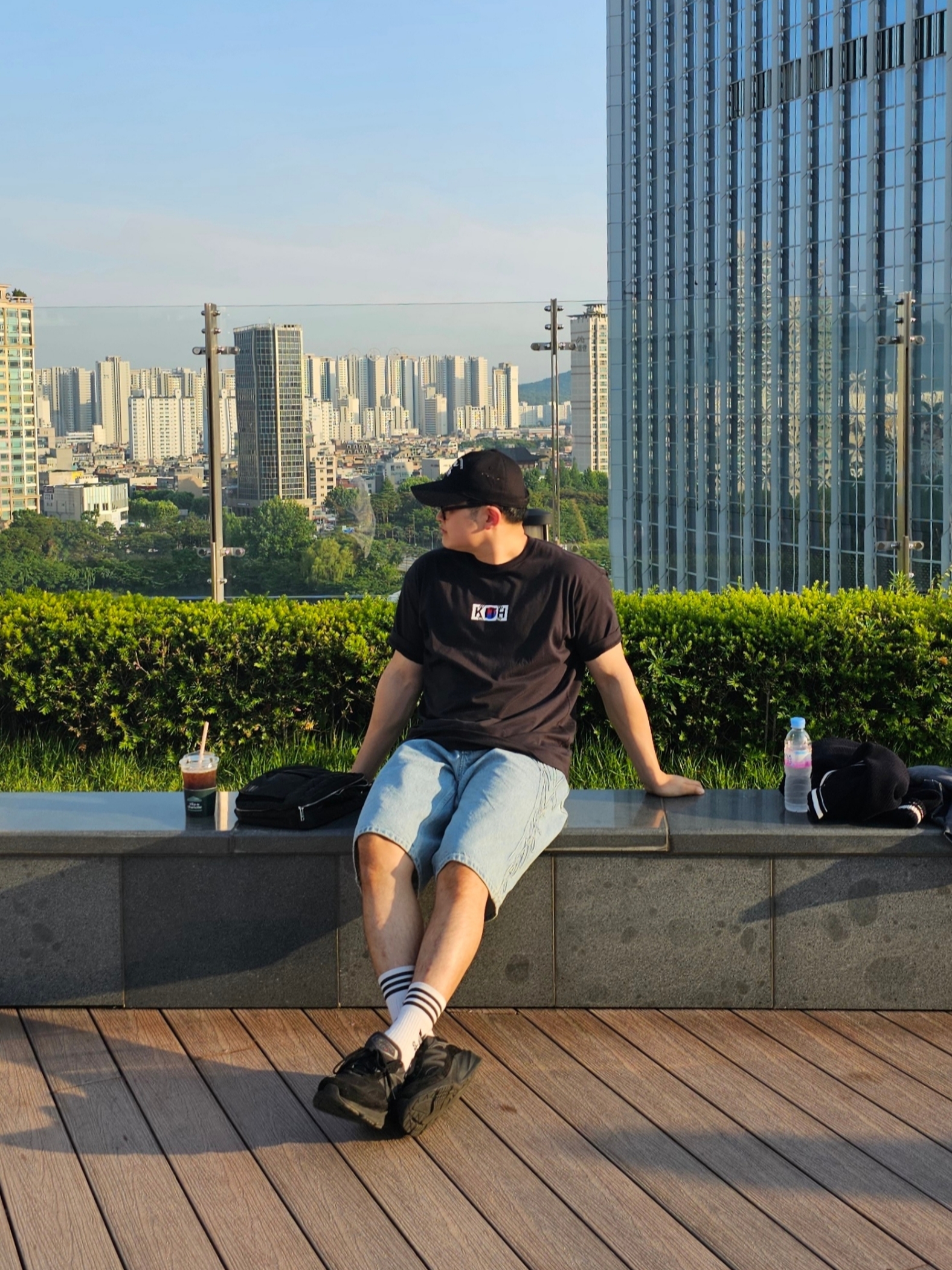 Kith Seoul Box Logo T-Shirt Black, Supreme Script Baggy Denim Short Washed Indigo - 24SS 착용 스타일