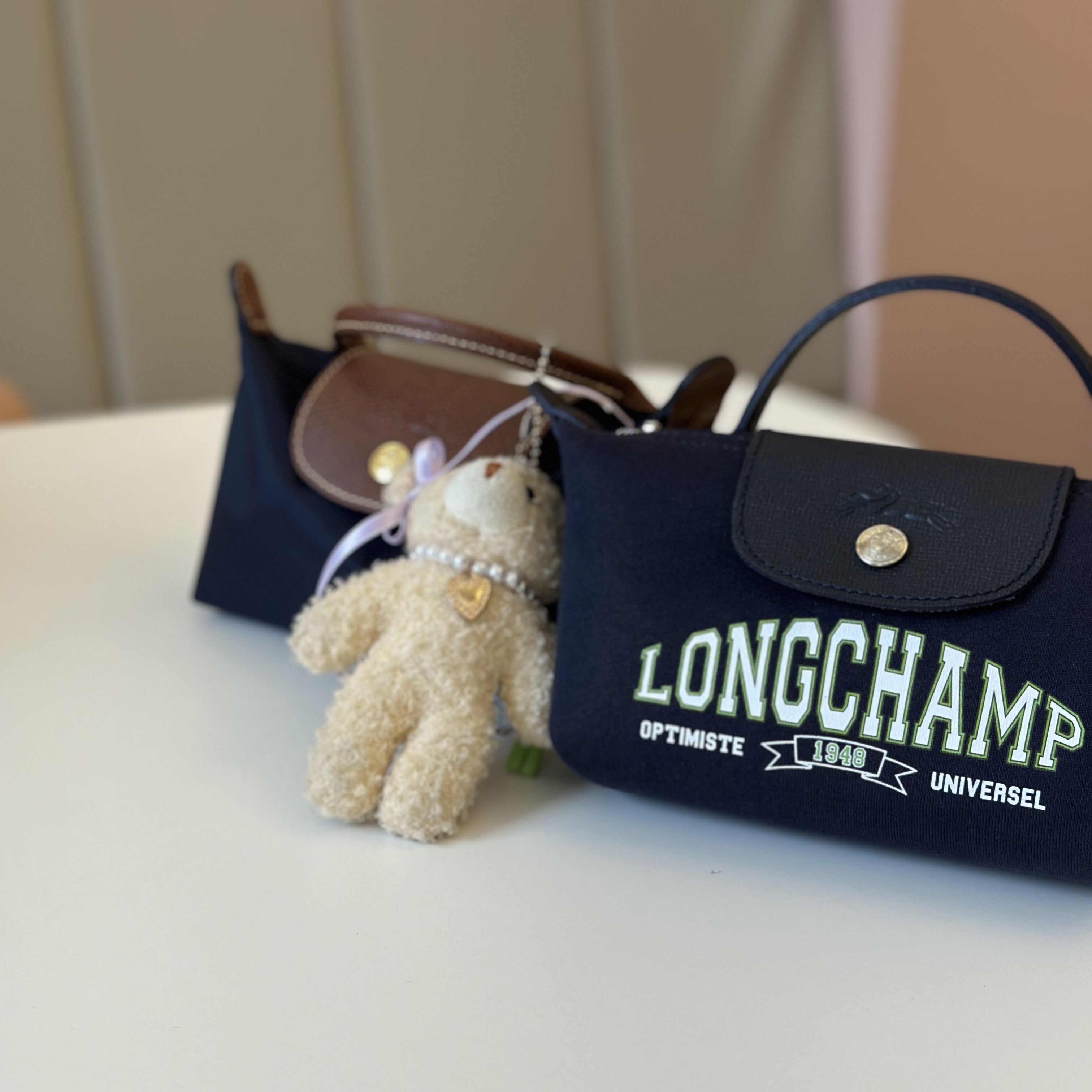 Longchamp Le Pliage Collection Canvas Pouch Navy 착용 스타일
