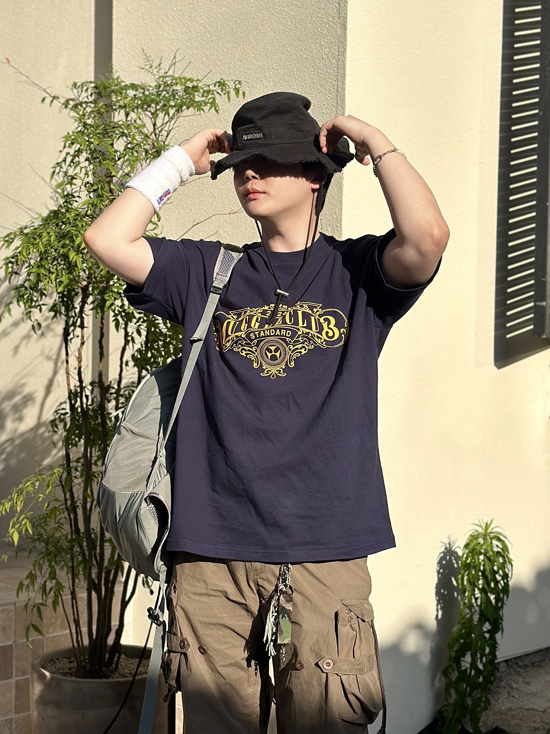 Jacquemus Le Bob Artichaut Bucket Hat Black, Salomon Trailblazer 20 Wrought Iron Sedona Sage 착용 스타일 - 2