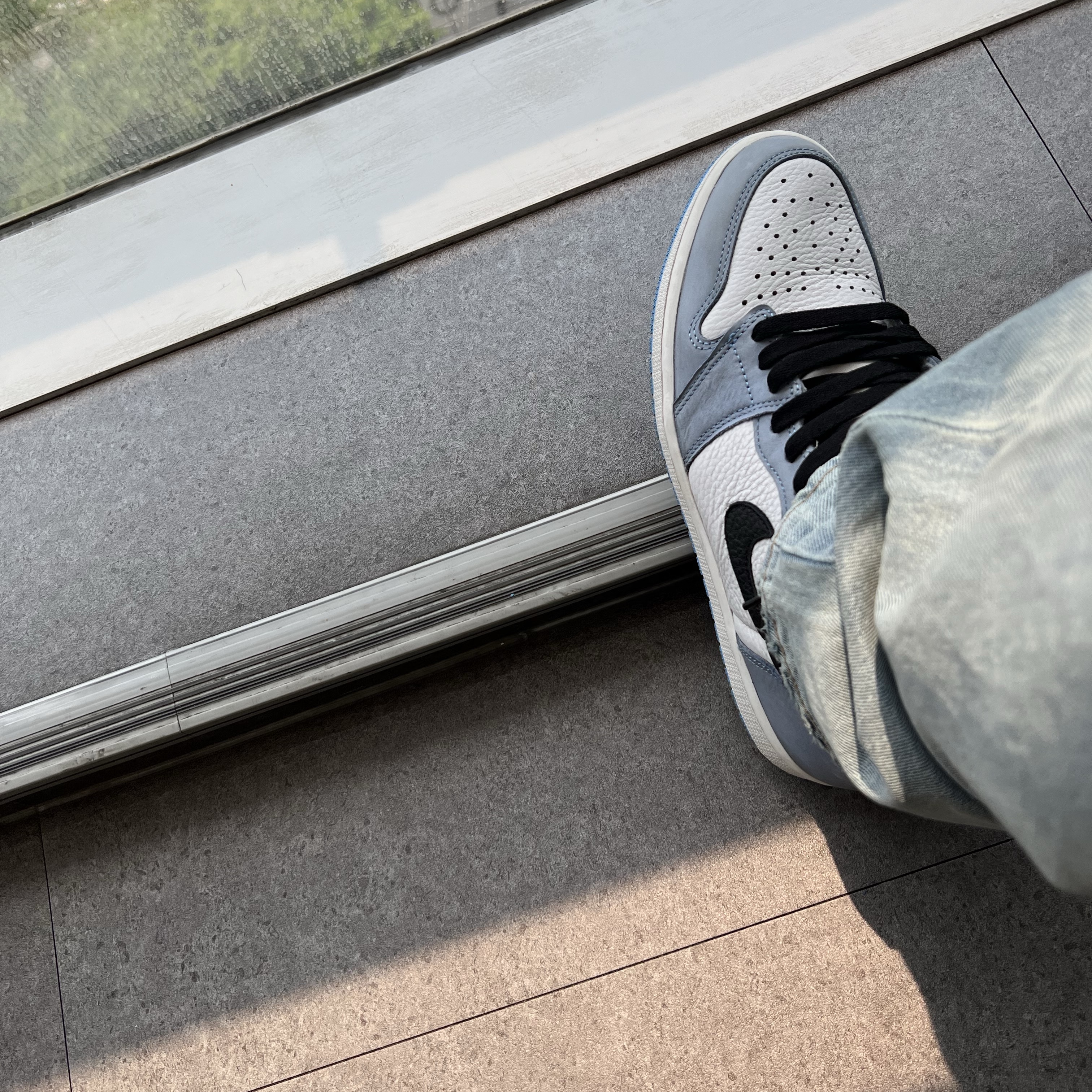 Jordan 1 Retro High OG University Blue 착용 스타일 - 3