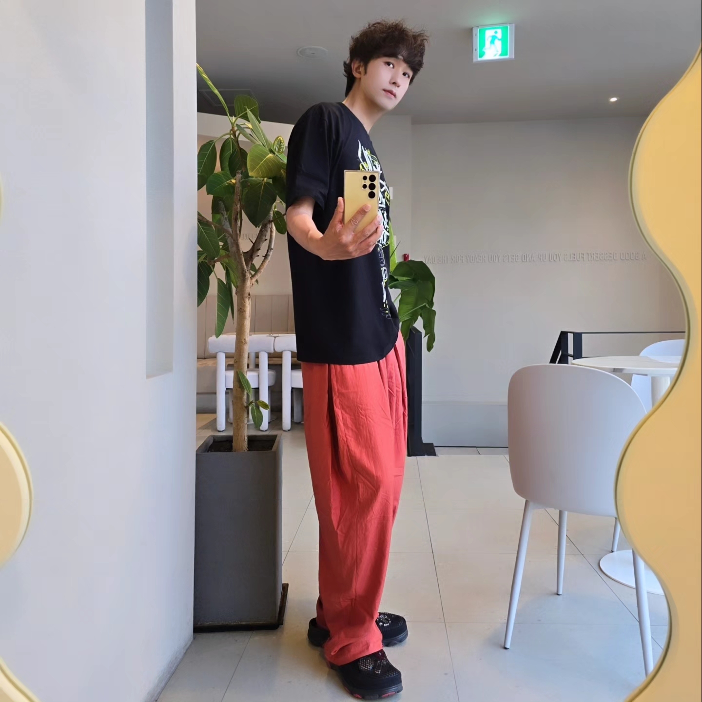 Stussy x Born X Raised Handstyles T-Shirt Black, Crocs x Staple Classic All Terrain Clog Black 착용 스타일 - 1