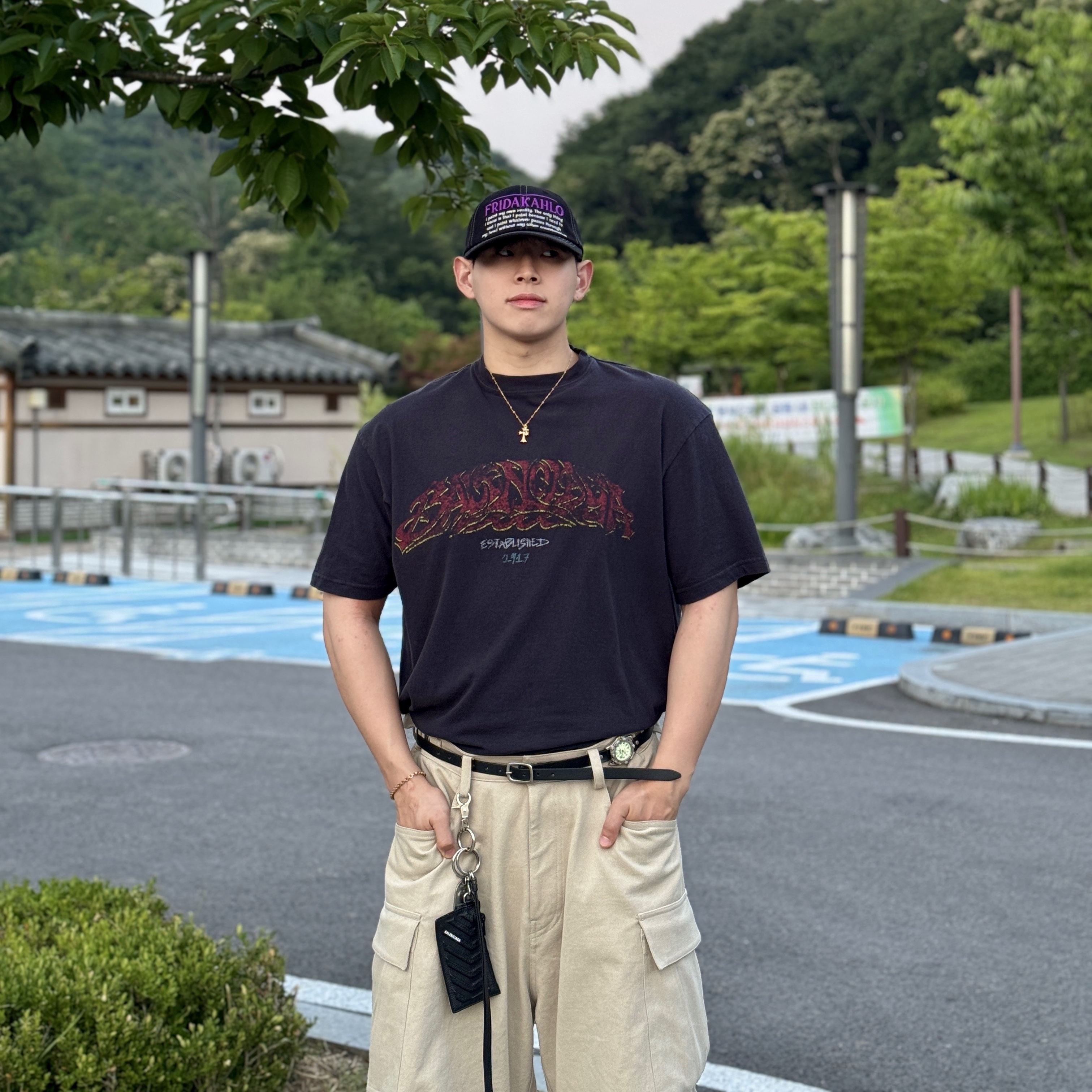 Nonnod Side Cargo Shorts Beige, Balenciaga Offshore Oversized T-Shirt Black Faded 착용 스타일 - 1