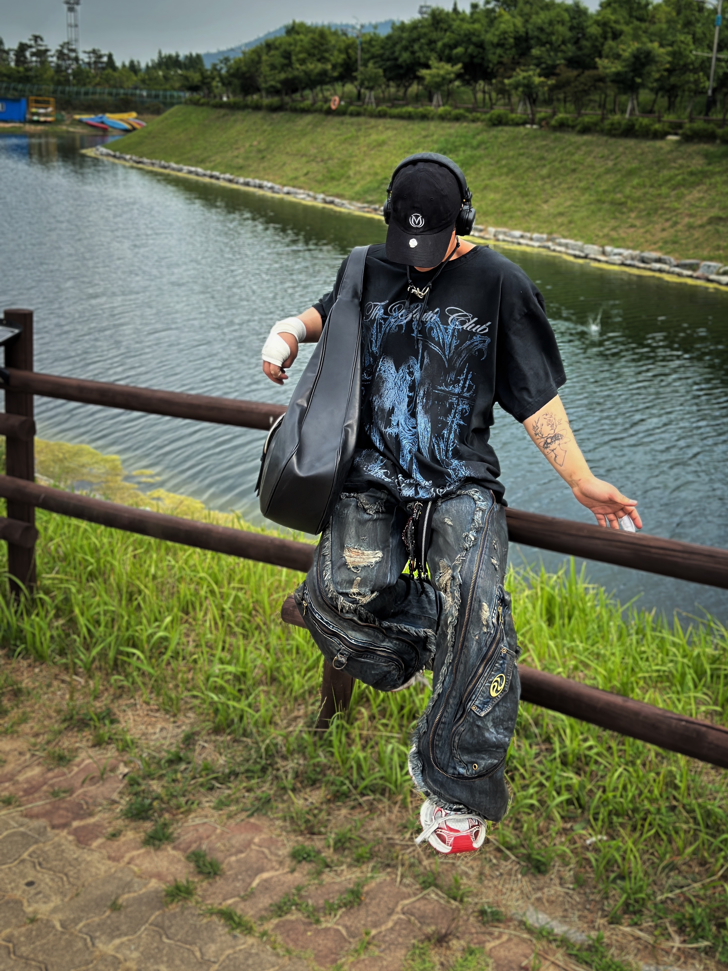 Marshall Major IV Black (Korean Ver.), Our Legacy Ladon Leather Keychain Black 착용 스타일 - 6